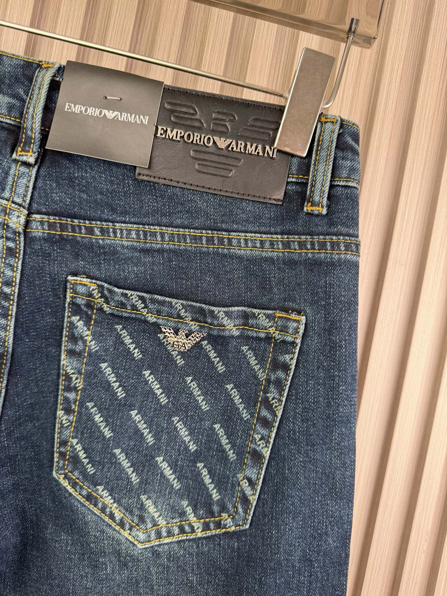 阿玛尼男士修身小脚牛仔裤 - 柔らかく快適な秋冬スタイル