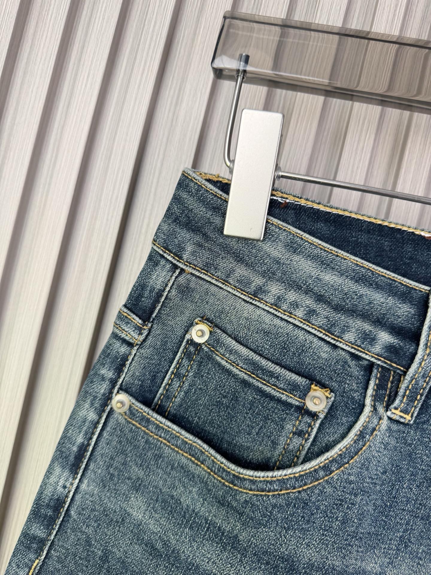 P300 男士修身小脚牛仔裤 - 柔らかく快適な秋冬スタイル