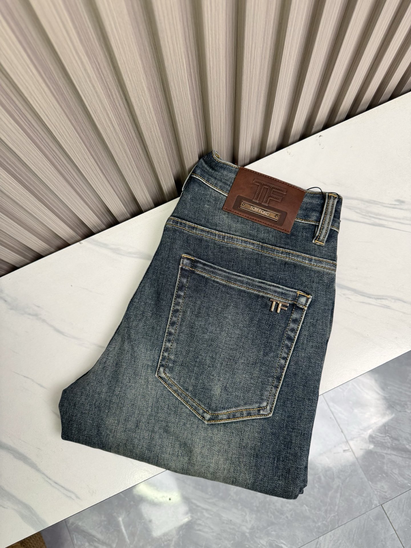 P300 男士修身小脚牛仔裤 - 柔らかく快適な秋冬スタイル