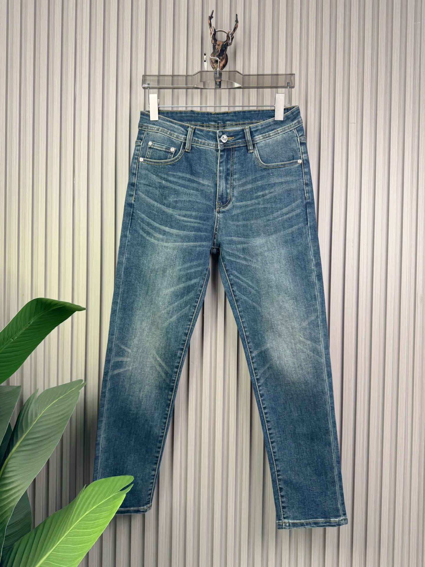 范思哲男士修身小脚牛仔裤 - 柔らかくて快適なカスタム生地