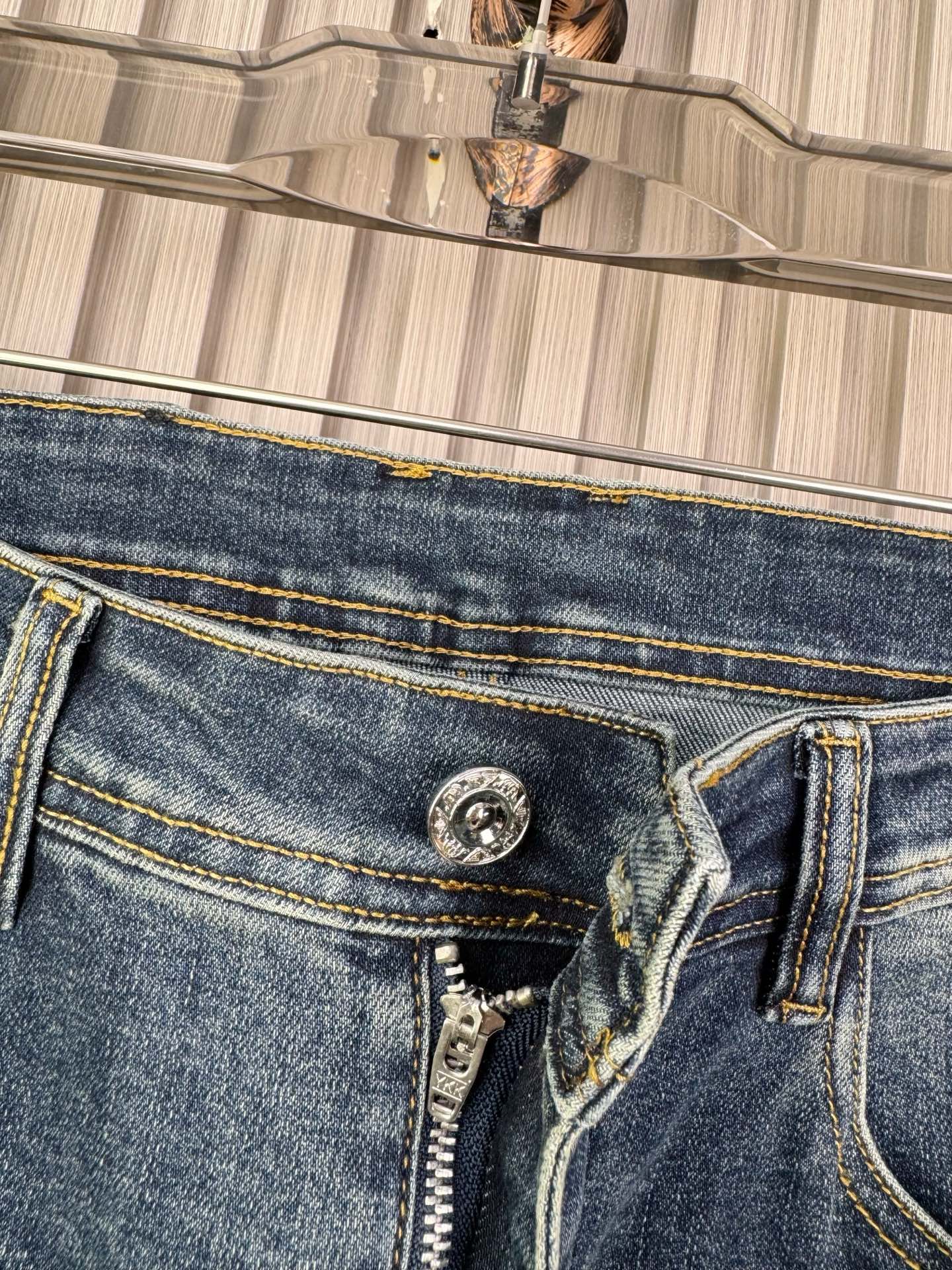 范思哲男士修身小脚牛仔裤 - 柔らかくて快適なカスタム生地