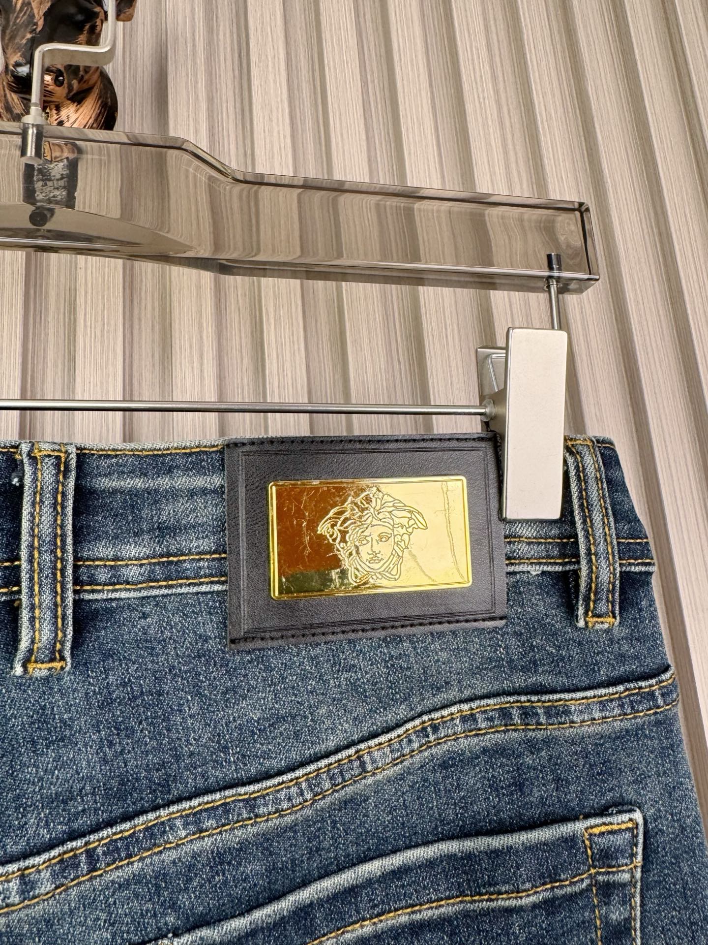 范思哲男士修身小脚牛仔裤 - 柔らかくて快適なカスタム生地