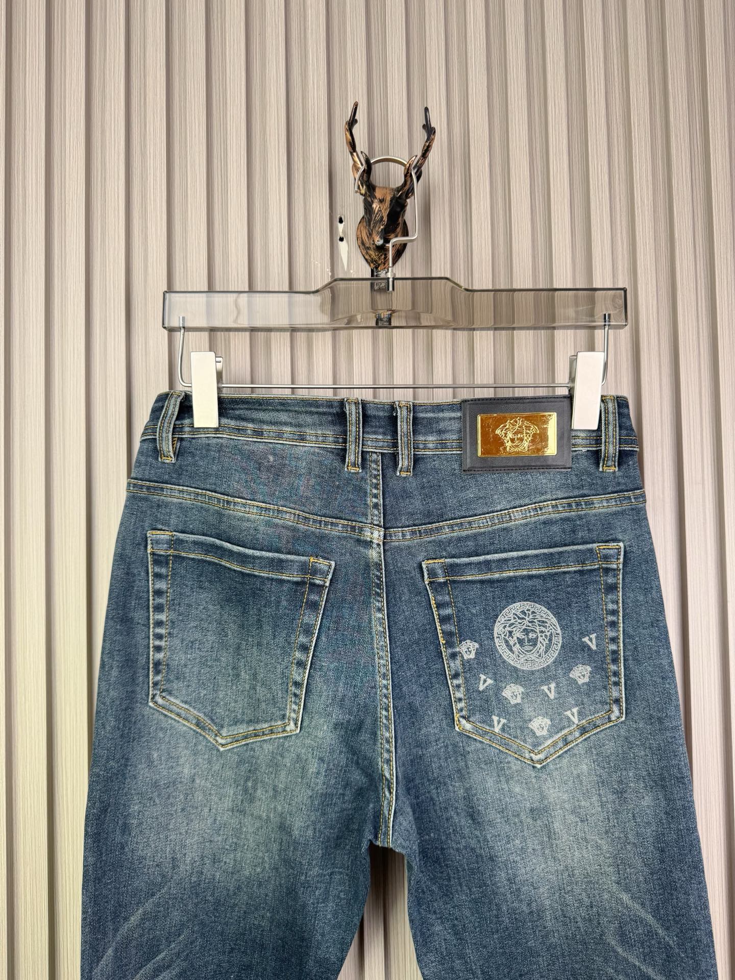 范思哲男士修身小脚牛仔裤 - 柔らかくて快適なカスタム生地