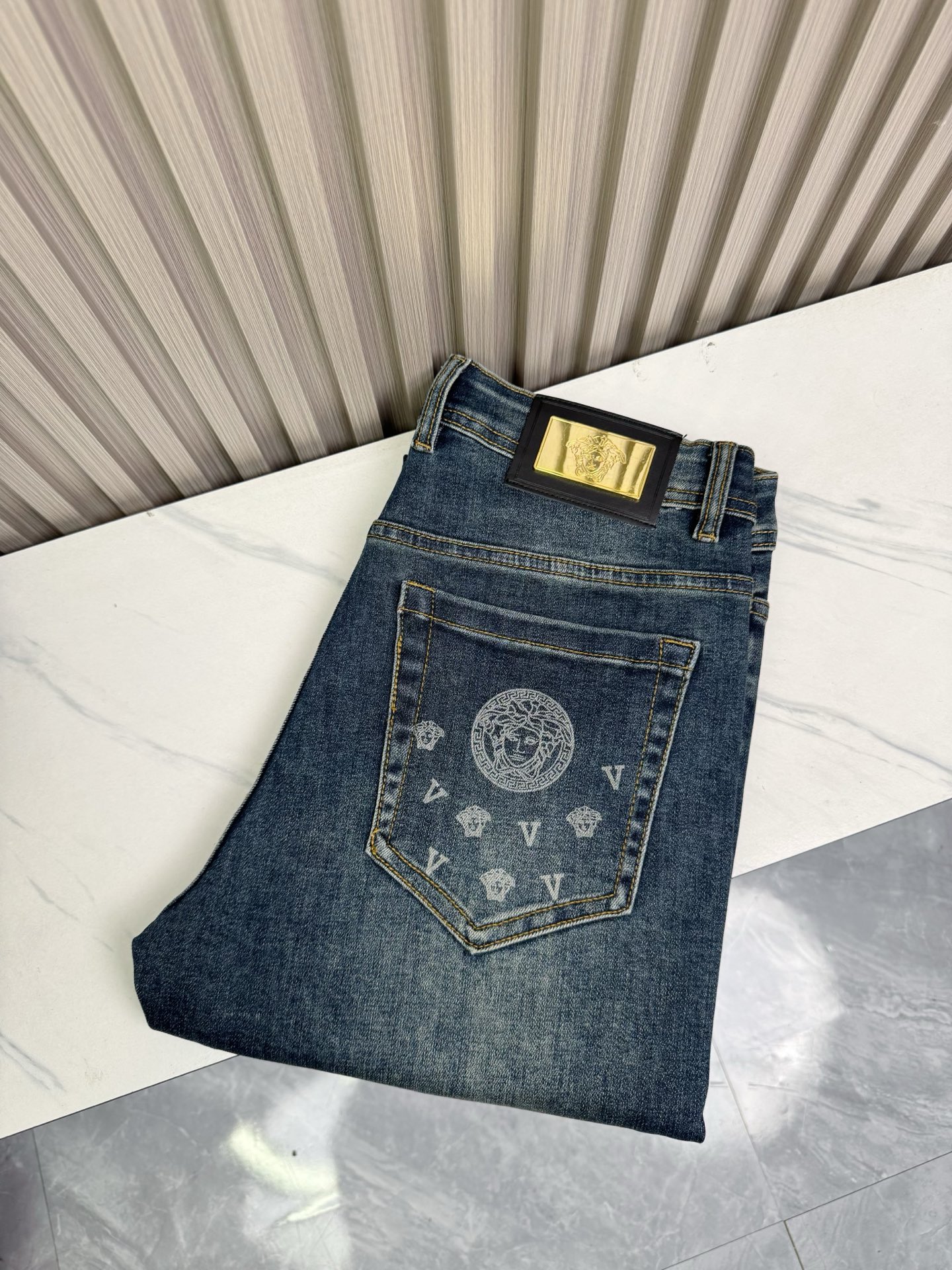 范思哲男士修身小脚牛仔裤 - 柔らかくて快適なカスタム生地