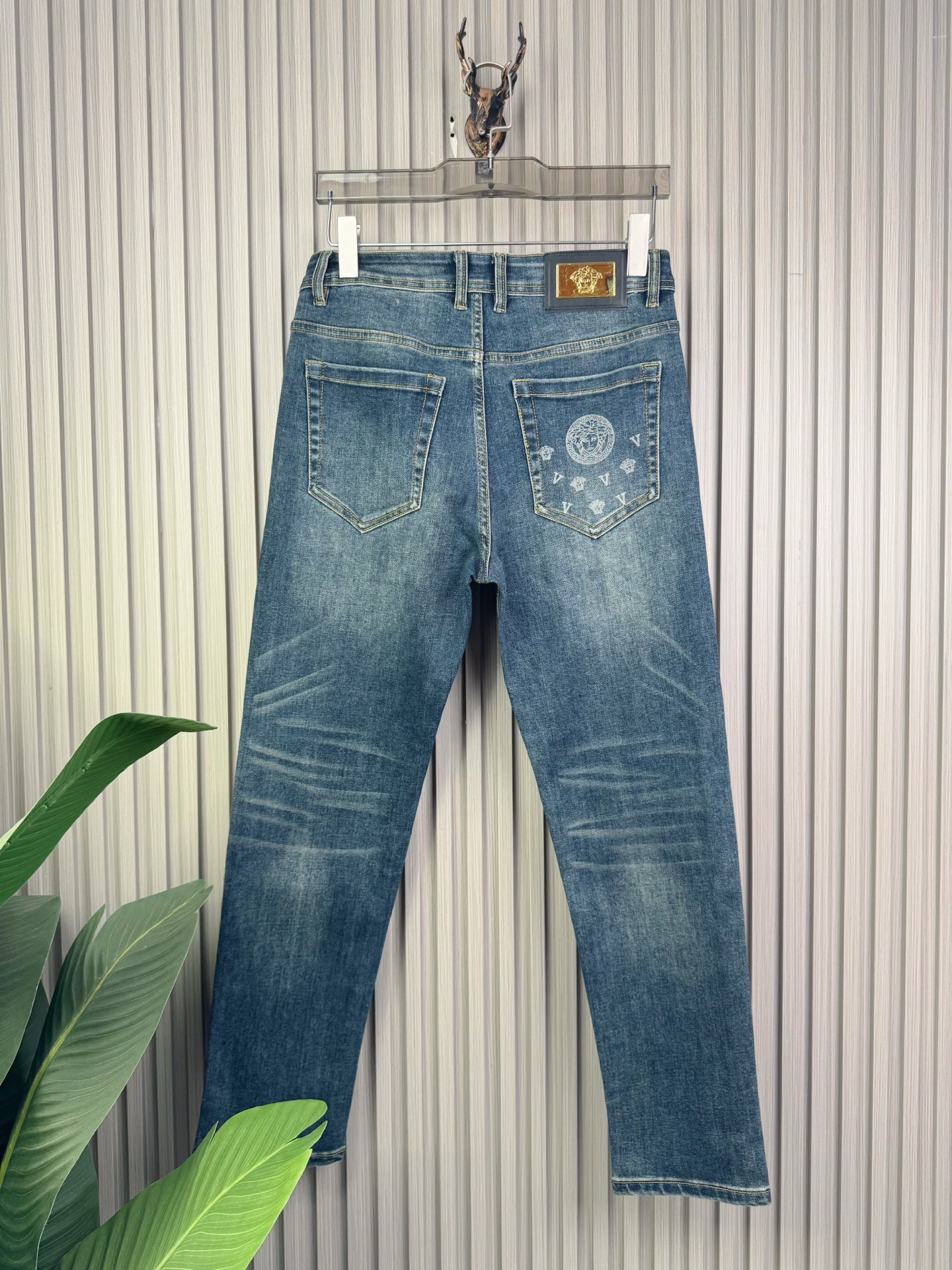 范思哲男士修身小脚牛仔裤 - 柔らかくて快適なカスタム生地