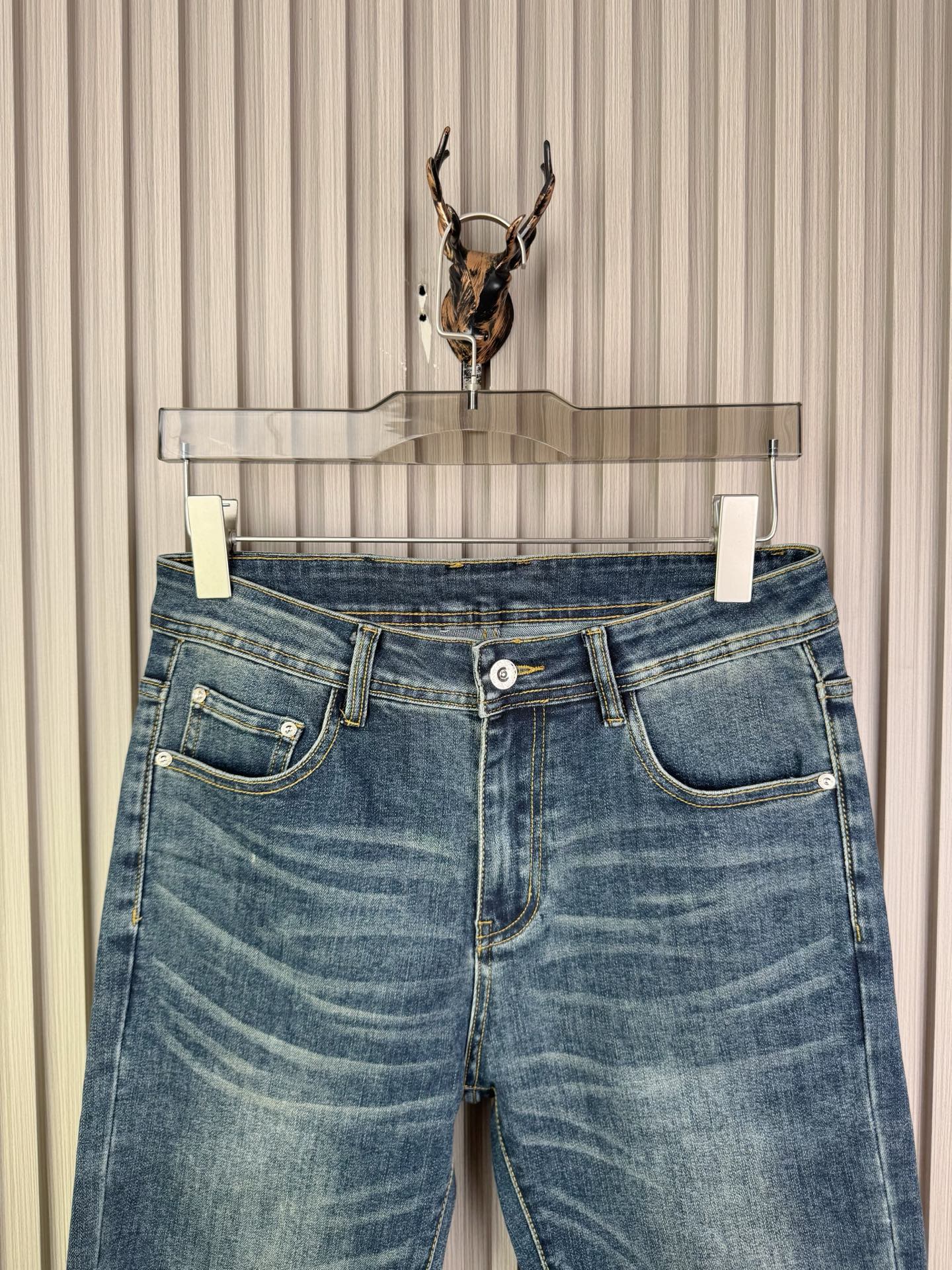 范思哲男士修身小脚牛仔裤 - 柔らかくて快適なカスタム生地