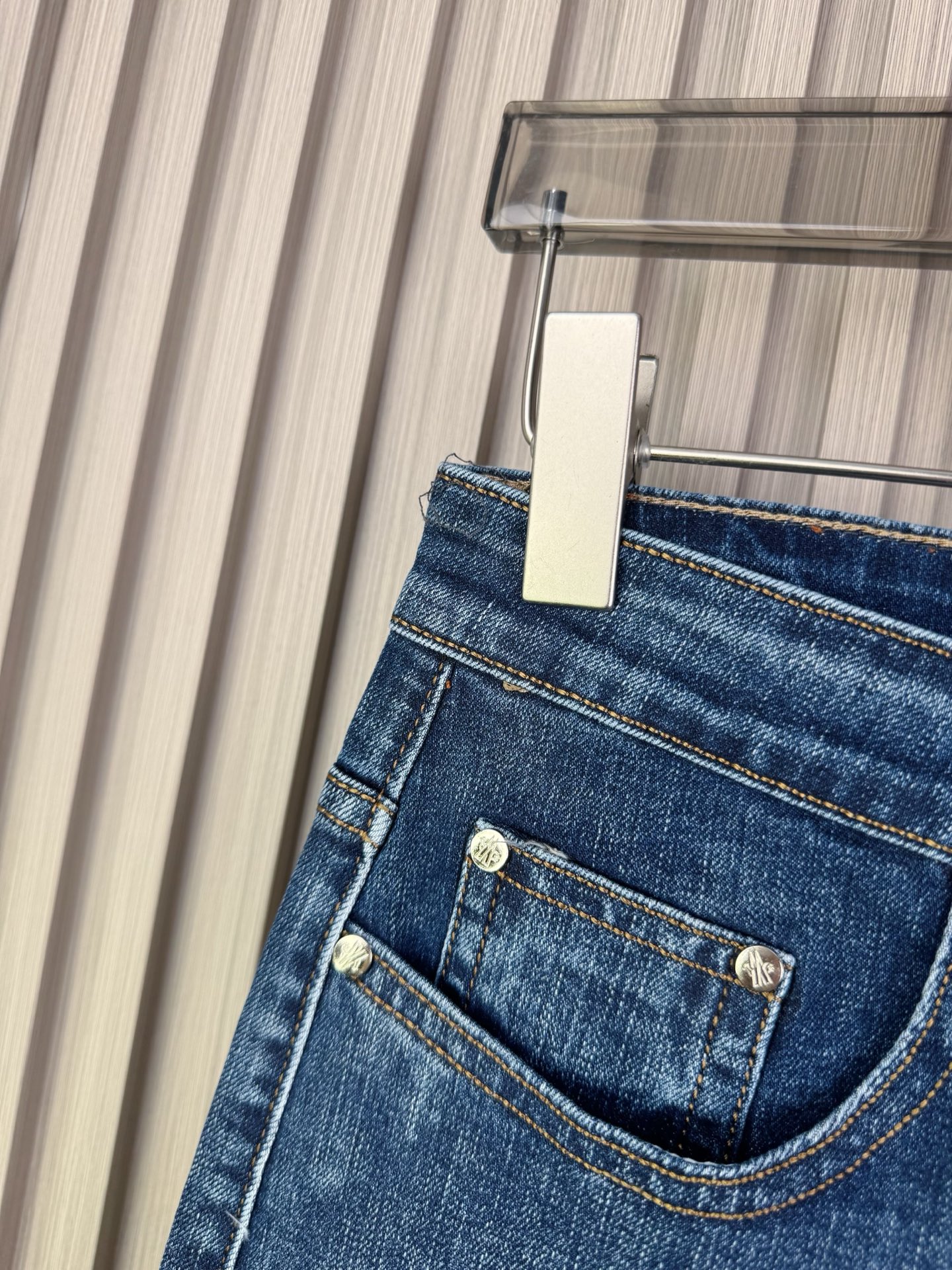 蒙口男士修身小脚牛仔裤 - 柔らかさと快適さを追求した秋冬アイテム