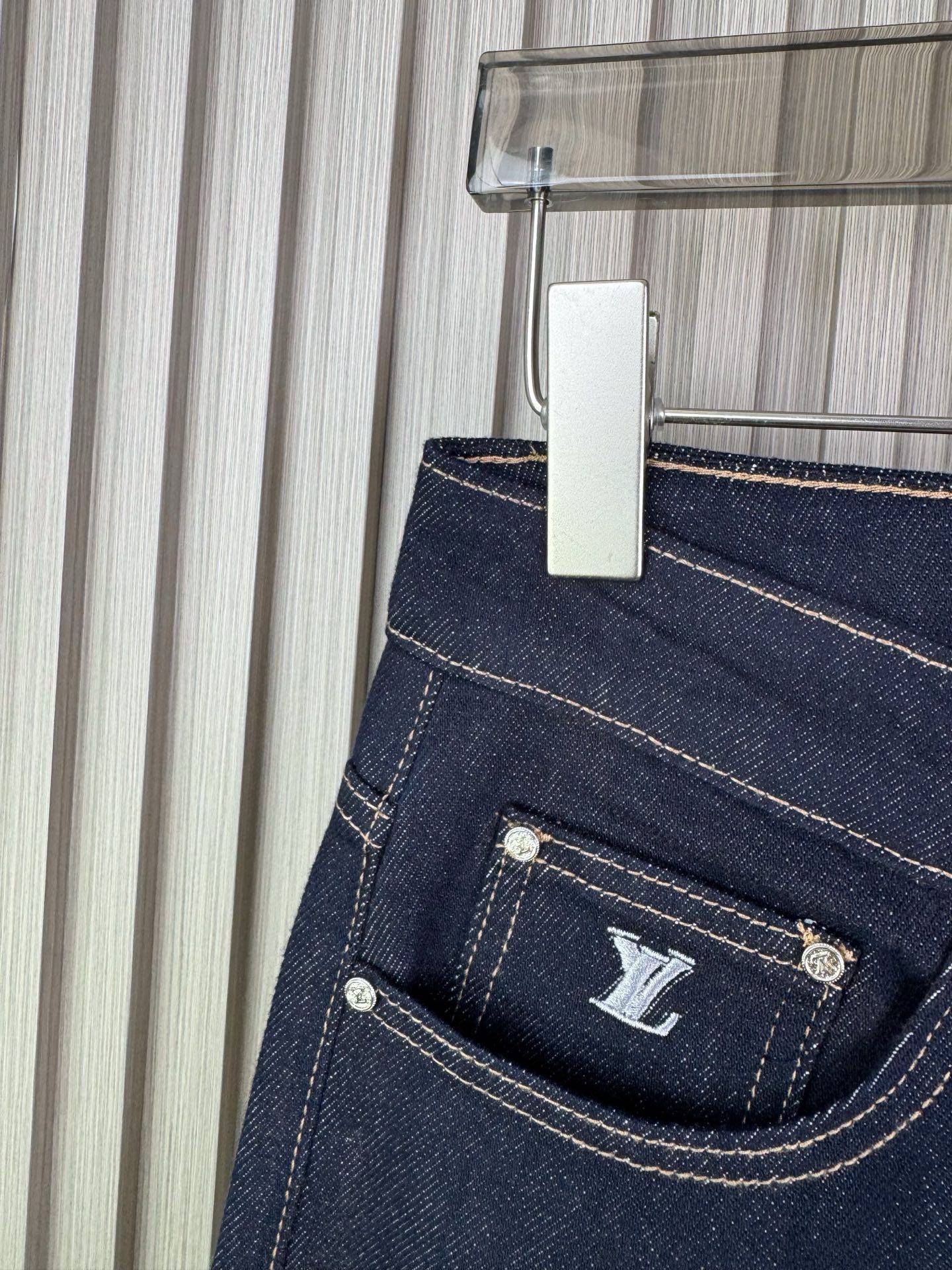 P315 LV 男士修身小脚牛仔裤 - 柔らかさと快適さを追求したデザイン