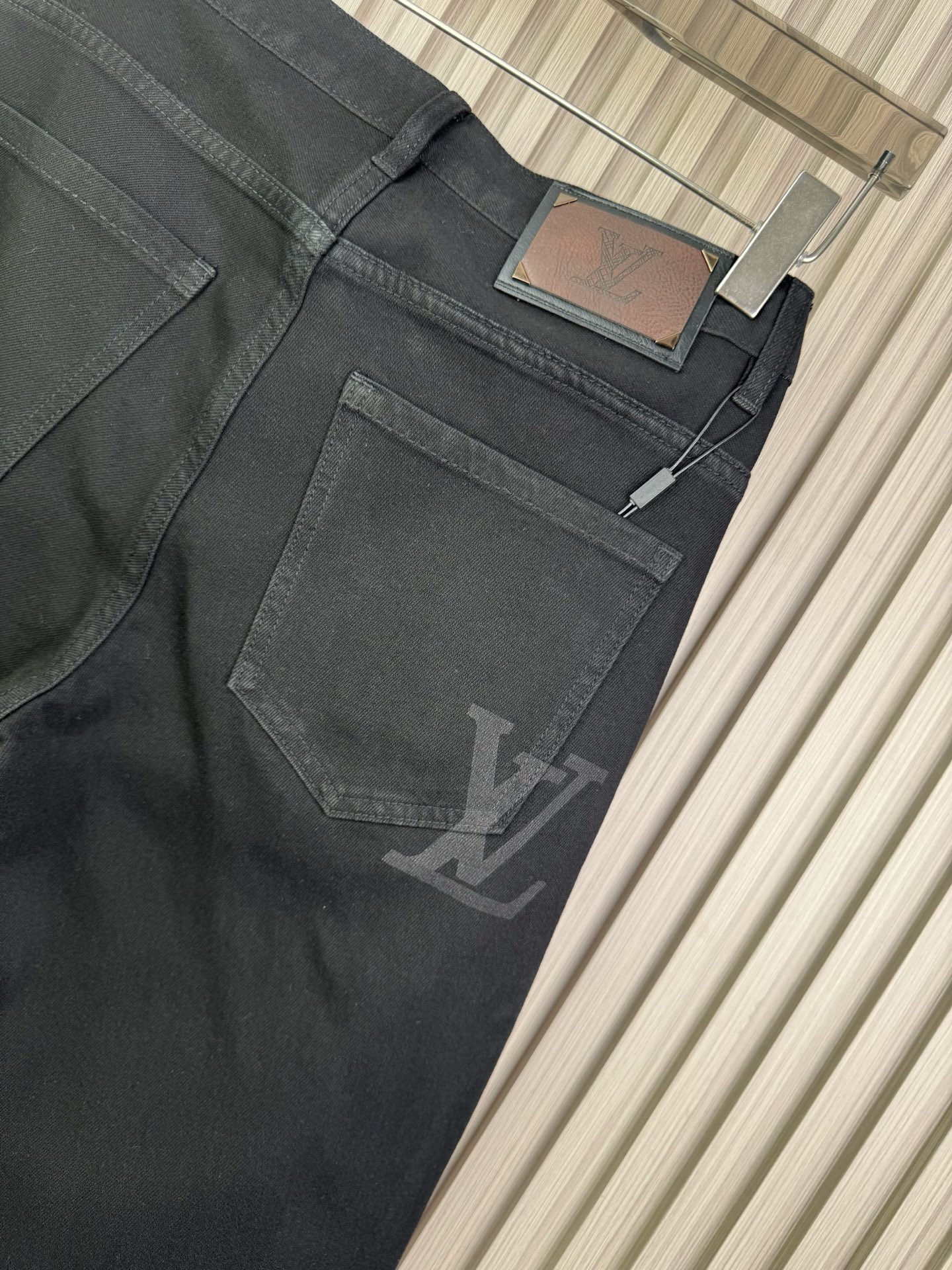 P300 LV秋冬男士宽松直筒牛仔裤 - 柔らかさと快適さを追求