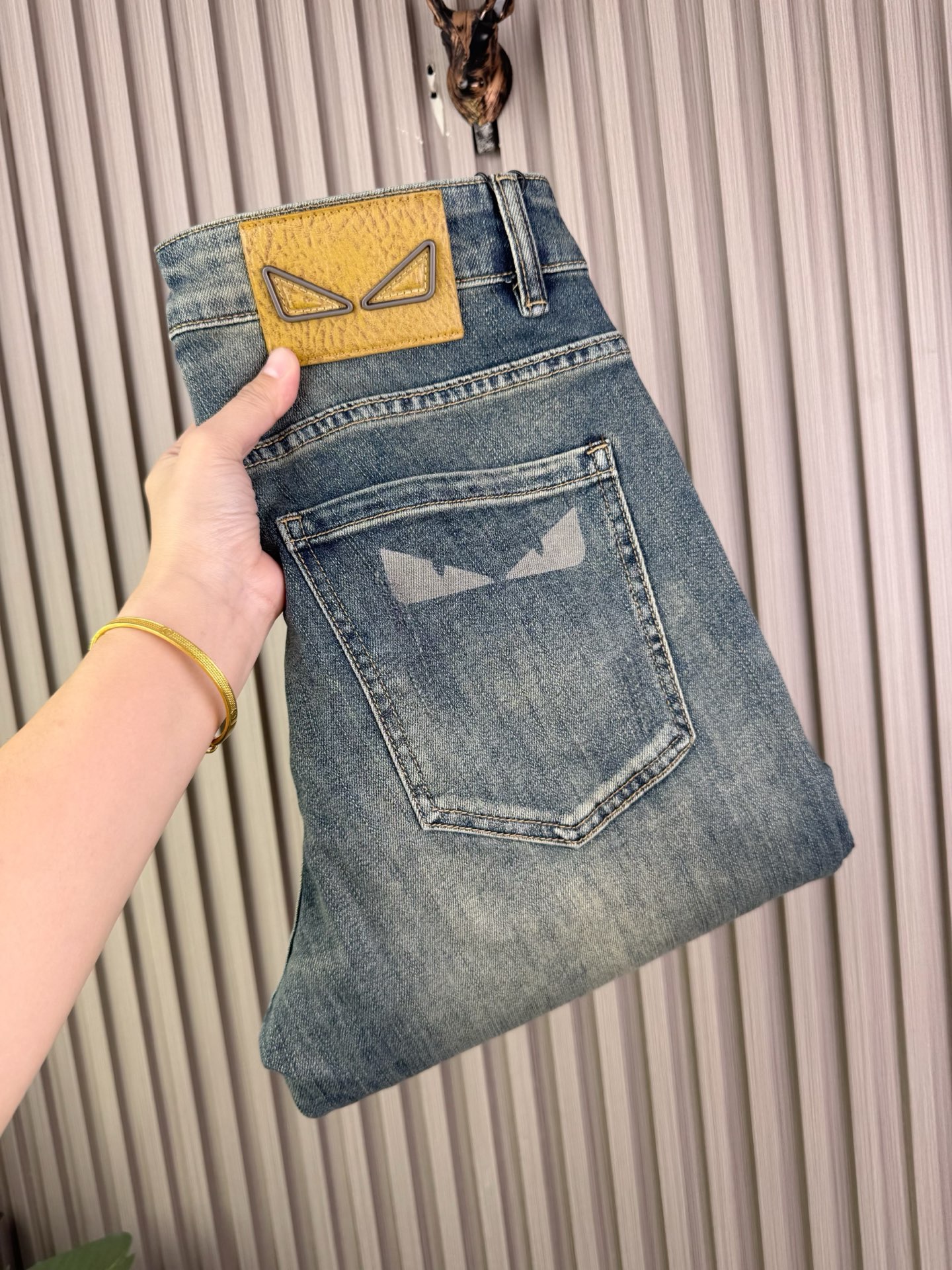 芬迪 男性用宽松阔腿直筒牛仔裤 - 柔らかく快適な着心地