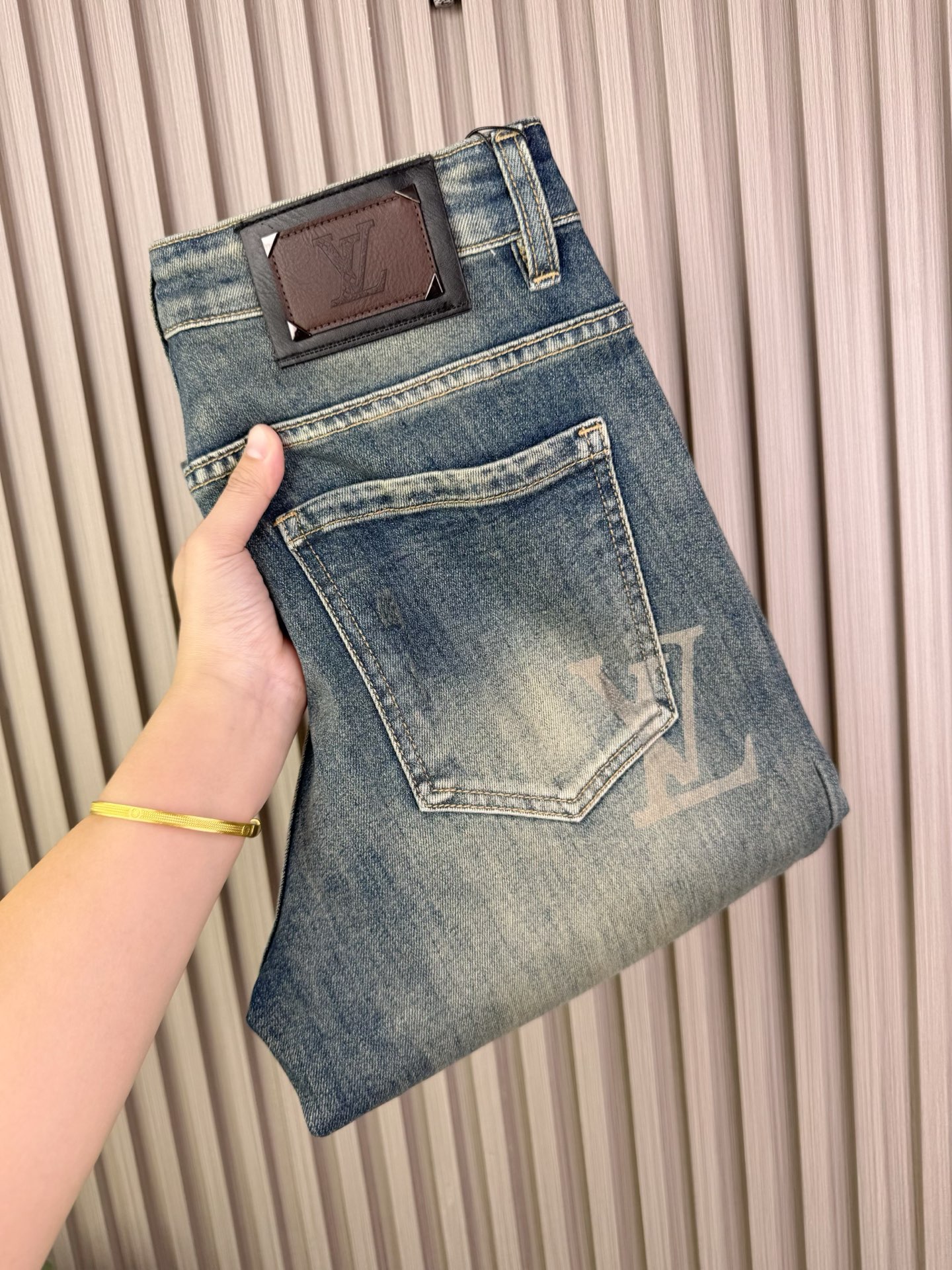 LV男宽松阔腿直筒牛仔裤 - 柔らかく快適なデザイン