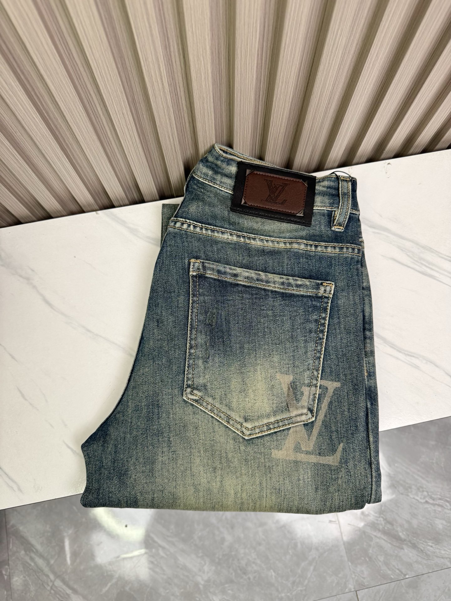 LV男宽松阔腿直筒牛仔裤 - 柔らかく快適なデザイン