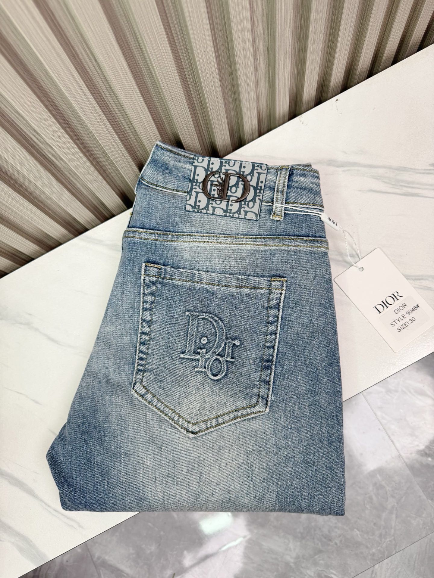 ディオール男修身小脚牛仔裤 - 柔らかさと快適性を追求したデザイン