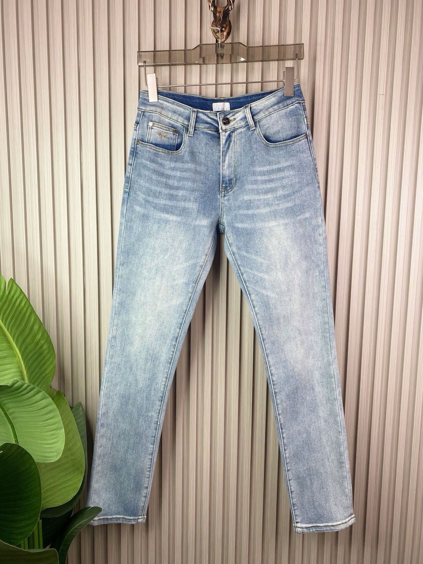 ディオール男修身小脚牛仔裤 - 柔らかさと快適性を追求したデザイン