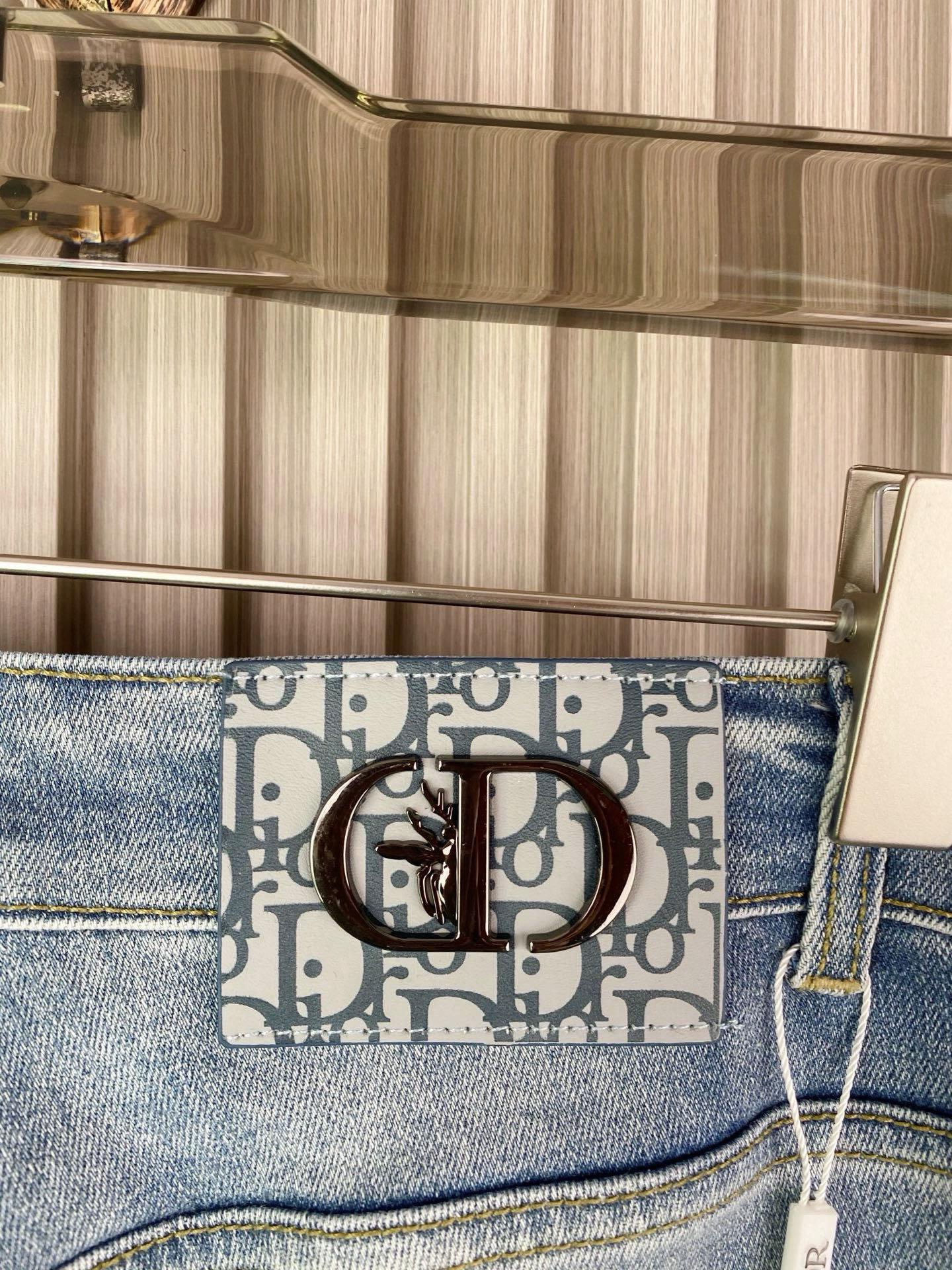 ディオール男修身小脚牛仔裤 - 柔らかさと快適性を追求したデザイン