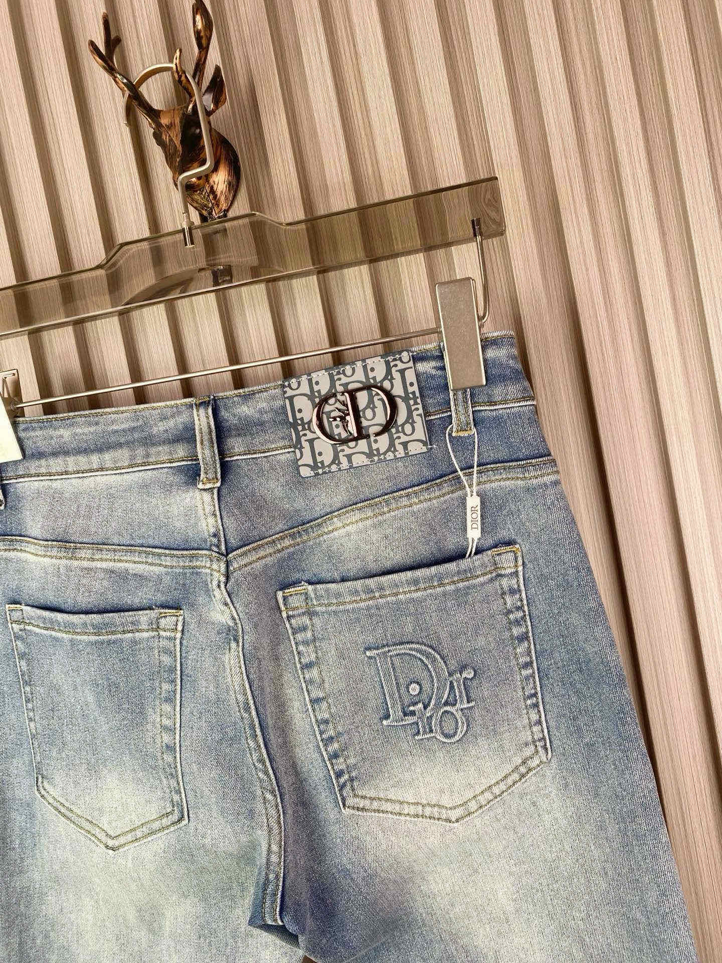 ディオール男修身小脚牛仔裤 - 柔らかさと快適性を追求したデザイン