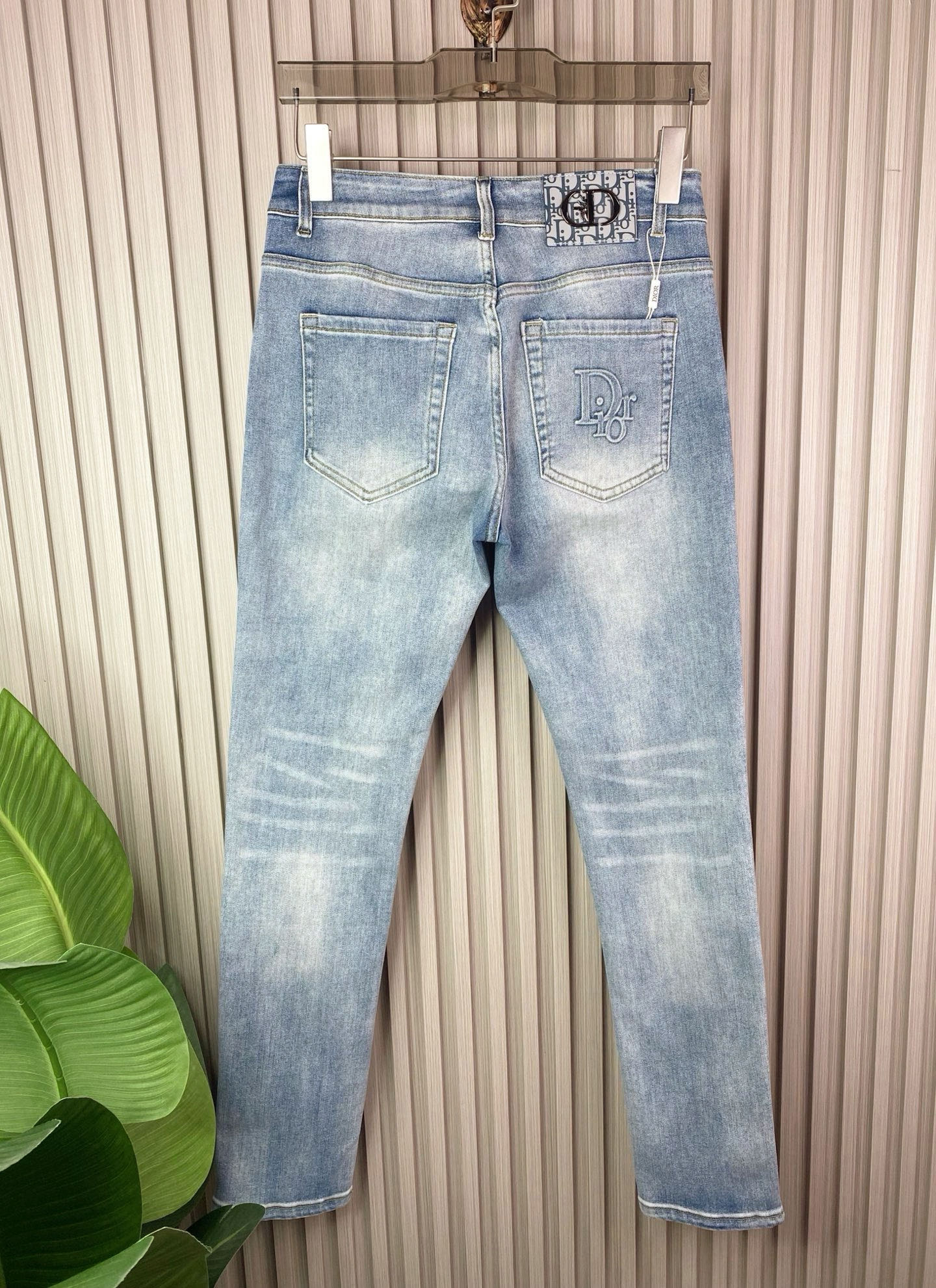 ディオール男修身小脚牛仔裤 - 柔らかさと快適性を追求したデザイン