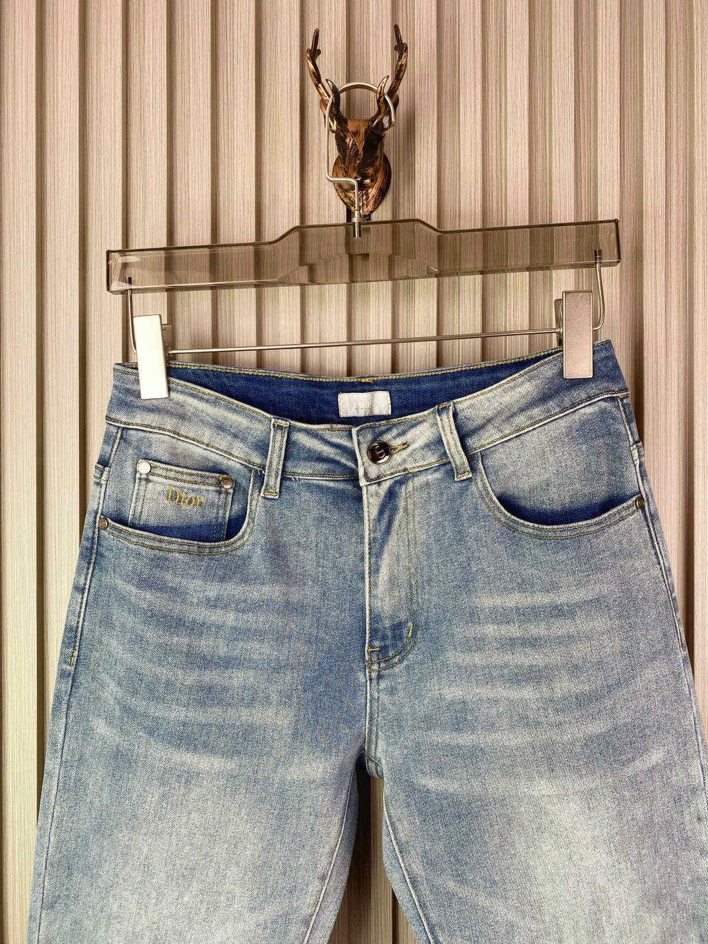 ディオール男修身小脚牛仔裤 - 柔らかさと快適性を追求したデザイン