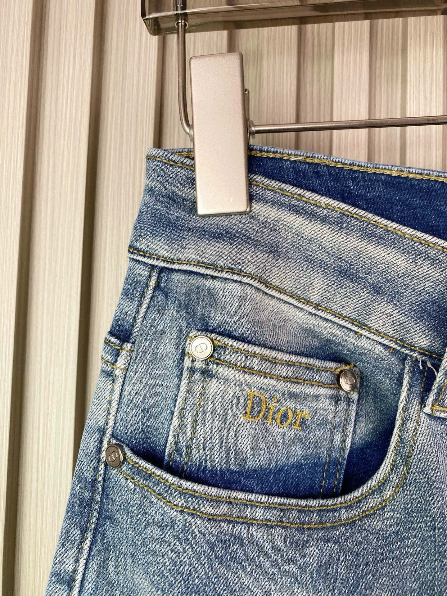 ディオール男修身小脚牛仔裤 - 柔らかさと快適性を追求したデザイン