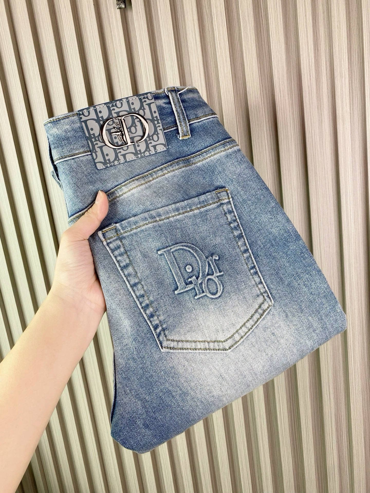 ディオール男修身小脚牛仔裤 - 柔らかさと快適性を追求したデザイン