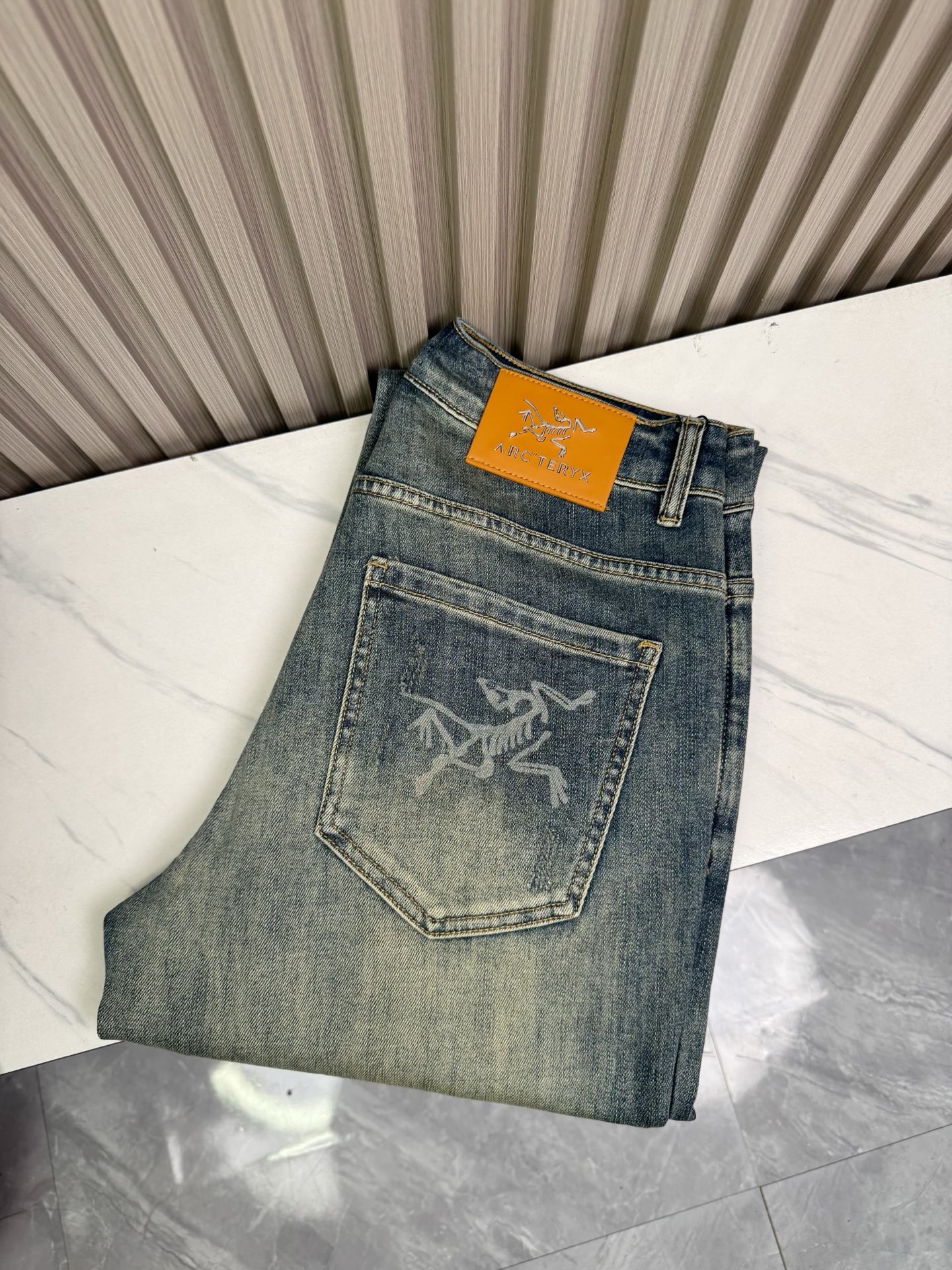 P300男士宽松阔腿直筒牛仔裤 - 柔らかく快適な着心地