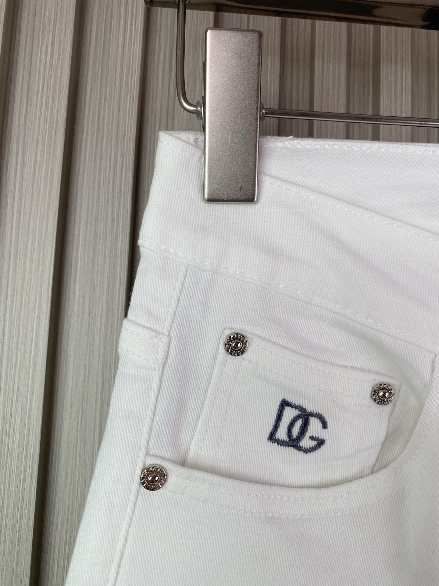 杜嘉班纳男修身小脚牛仔裤 - 柔らかく快適なデザイン