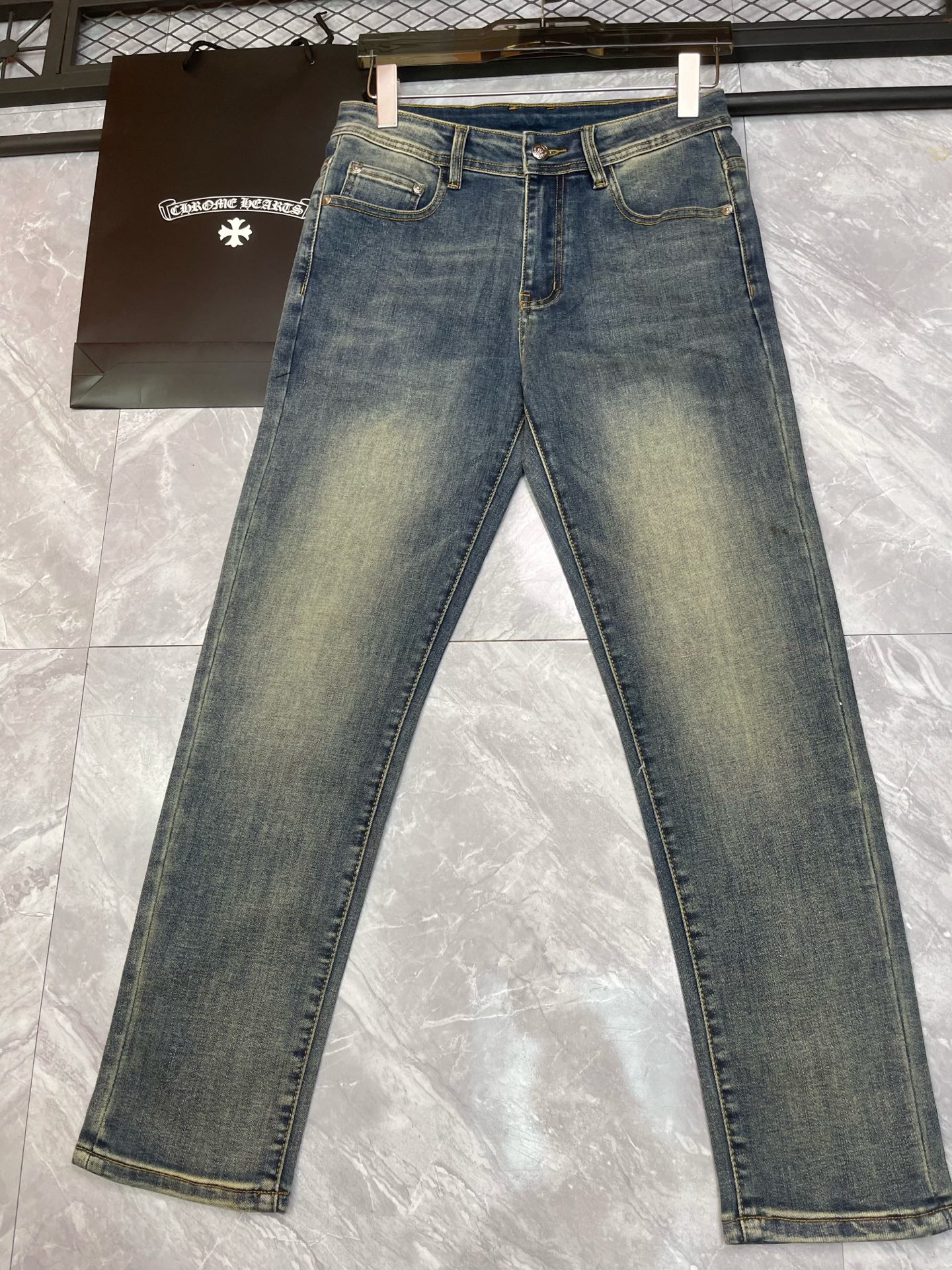 ￼ P190。【克罗心】2️⃣0️⃣2️⃣5️⃣秋冬新款男士修身小直脚牛仔裤🍋刺绣工艺修身弹力裤子 百搭时尚显瘦款🍇高品质时尚男装 剪裁简洁大方利落！码数29—38