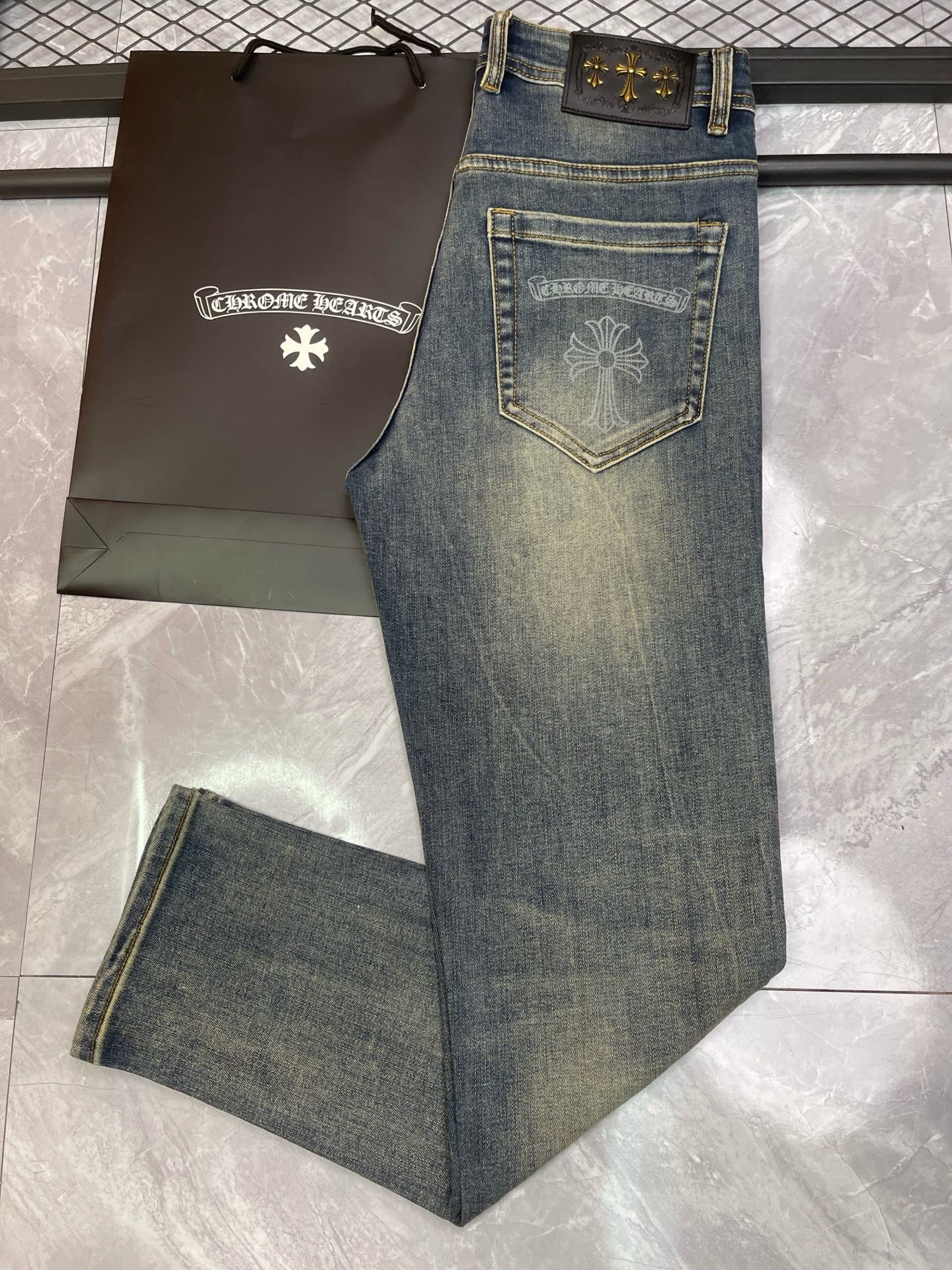 ￼ P190。【克罗心】2️⃣0️⃣2️⃣5️⃣秋冬新款男士修身小直脚牛仔裤🍋刺绣工艺修身弹力裤子 百搭时尚显瘦款🍇高品质时尚男装 剪裁简洁大方利落！码数29—38