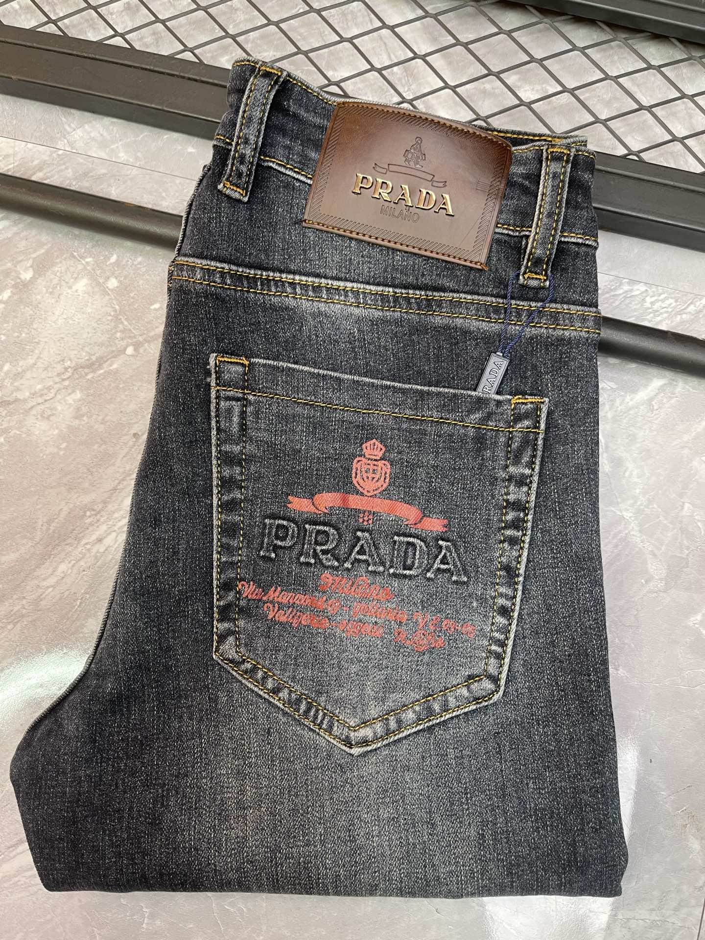 P195 【普拉达】2️⃣0️⃣2️⃣5️⃣秋冬新款男士修身小直脚牛仔裤🍋刺绣工艺修身弹力裤子 百搭时尚显瘦款🍇高品质时尚男装 剪裁简洁大方利落!码数29—38