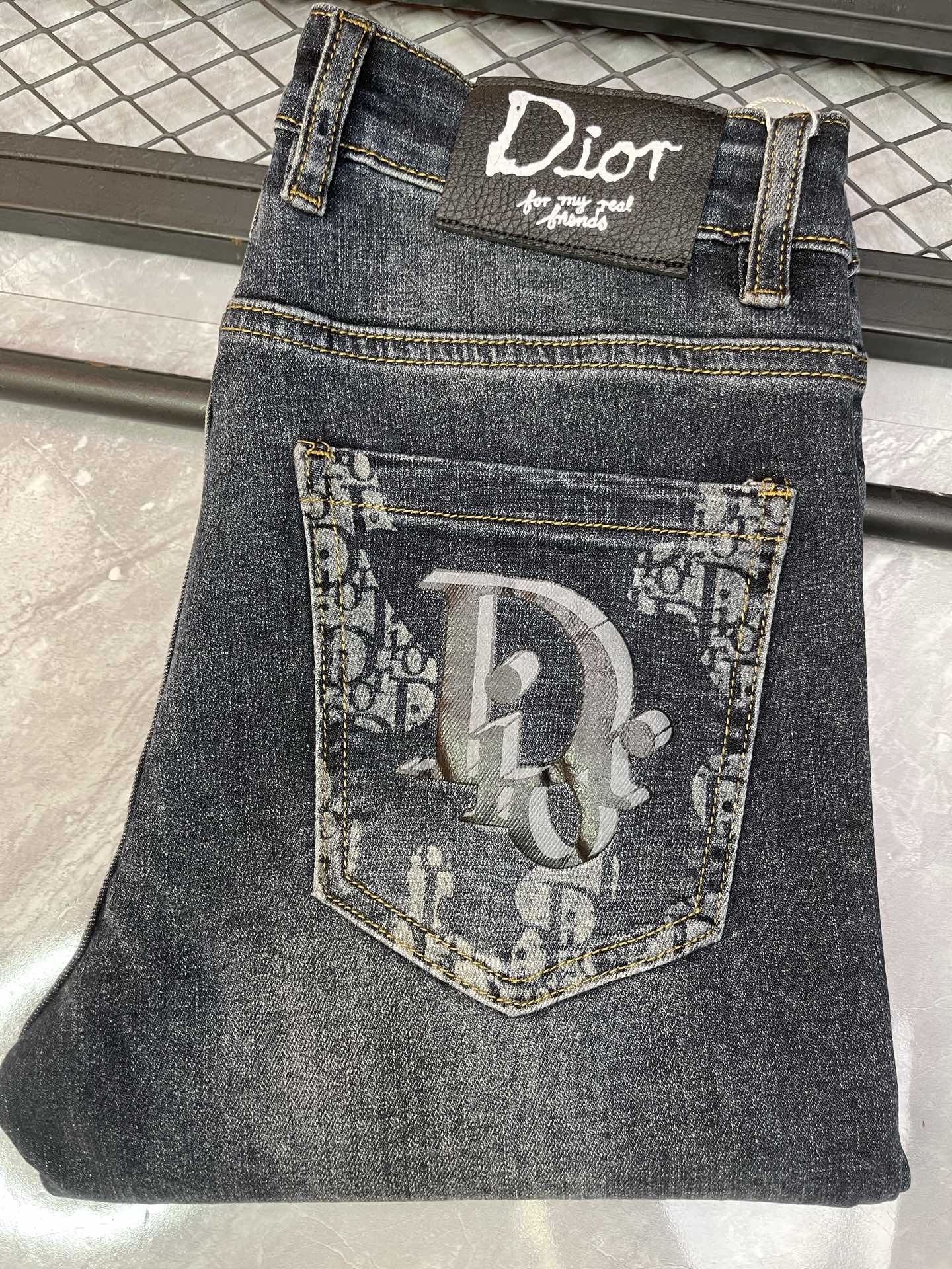 P195 【迪奥】2️⃣0️⃣2️⃣5️⃣秋冬新款男士修身小直脚牛仔裤🍋刺绣工艺修身弹力裤子 百搭时尚显瘦款🍇高品质时尚男装 剪裁简洁大方利落!码数29—38