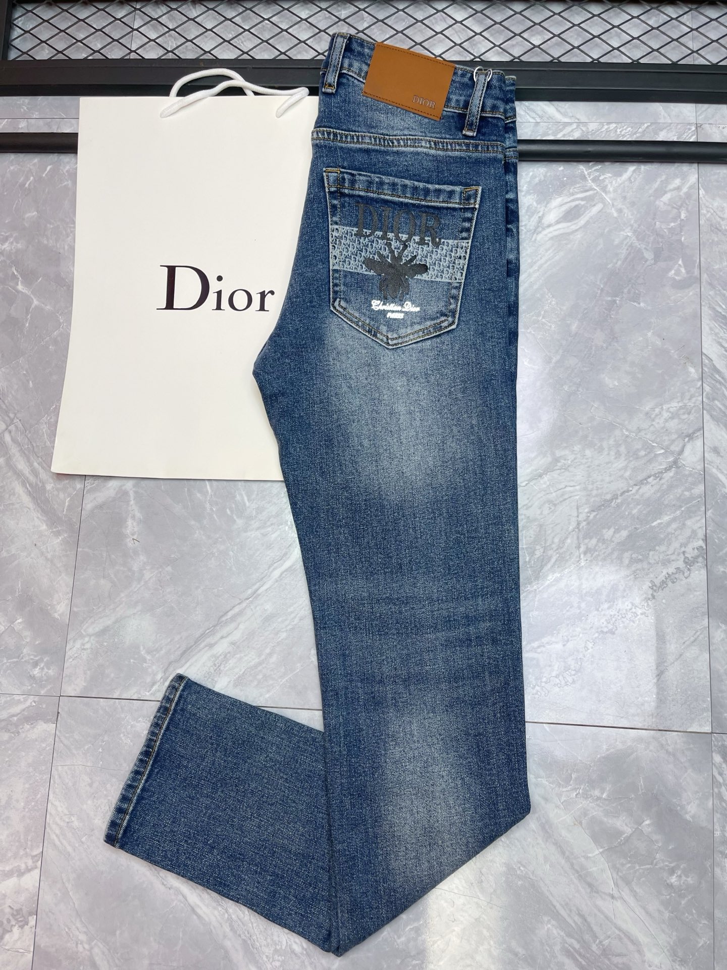  P190。【Dior】2️⃣0️⃣2️⃣5️⃣秋冬新款男士修身小直脚牛仔裤🍋刺绣工艺修身弹力裤子 百搭时尚显瘦款🍇高品质时尚男装 剪裁简洁大方利落!码数29—38