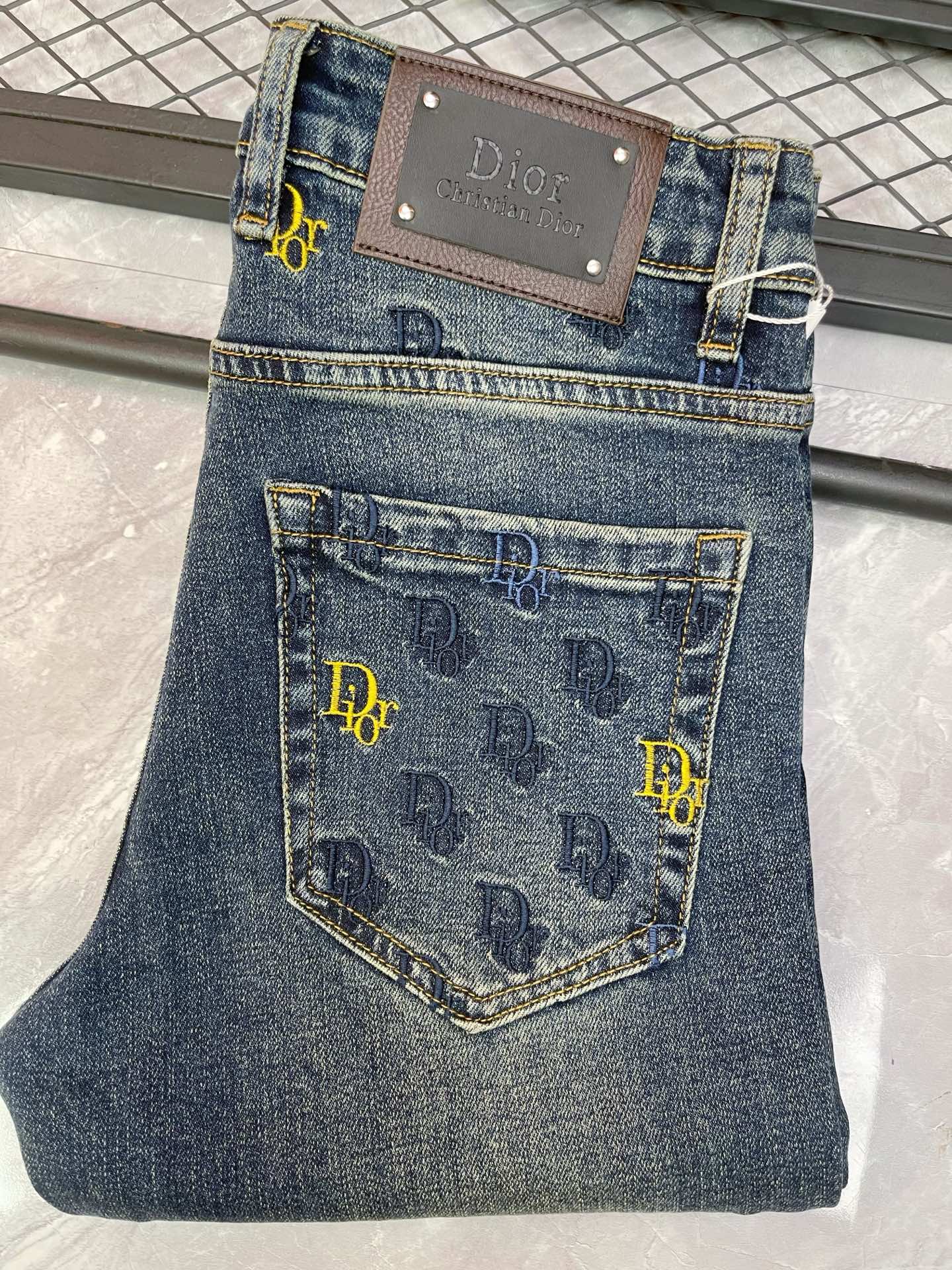  P190。【迪奥】2️⃣0️⃣2️⃣5️⃣秋冬新款男士修身小直脚牛仔裤🍋刺绣工艺修身弹力裤子 百搭时尚显瘦款🍇高品质时尚男装 剪裁简洁大方利落!码数29—38