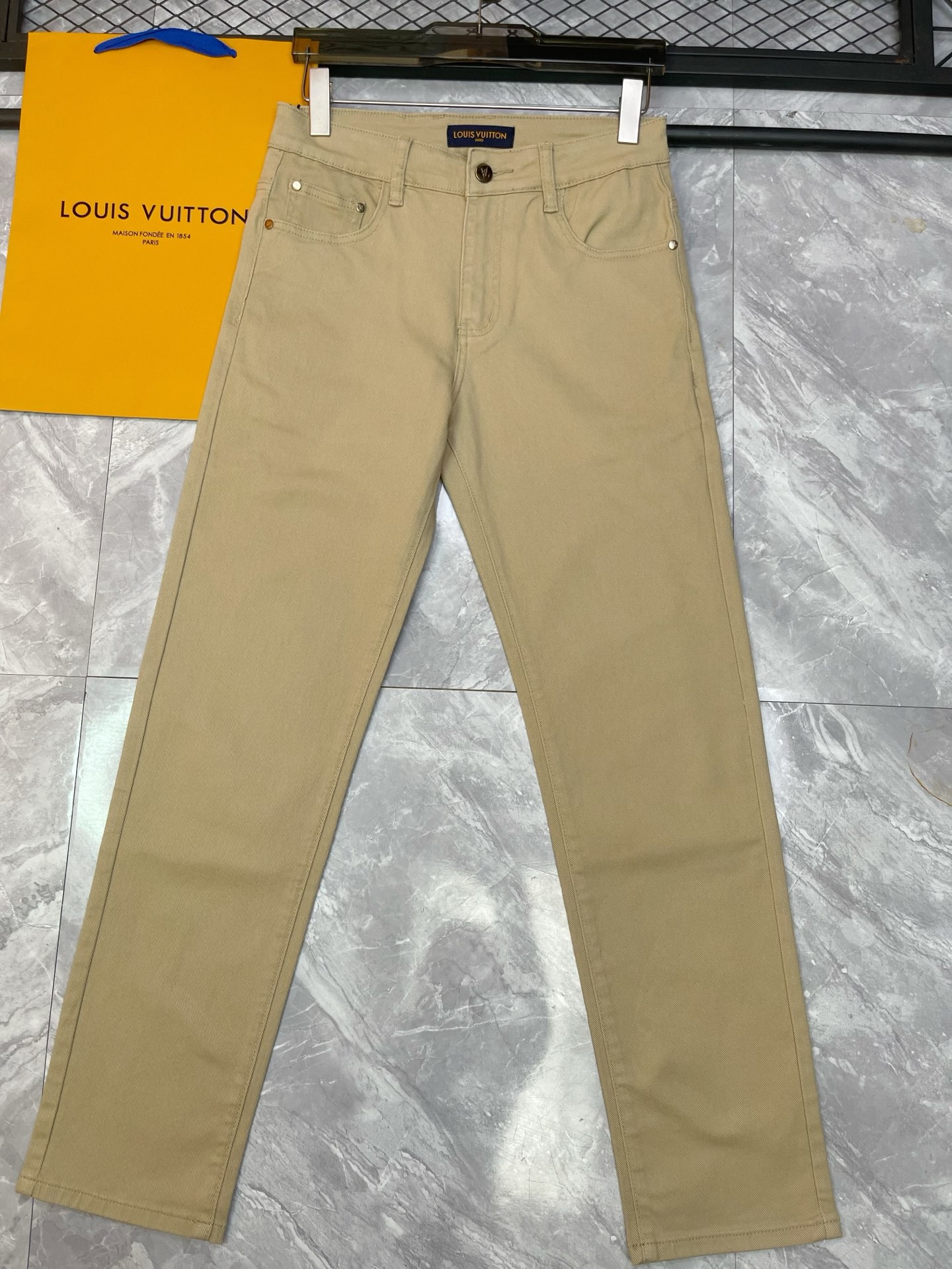 ￼ P190。【LV】2️⃣0️⃣2️⃣5️⃣秋冬新款男士修身小直脚牛仔裤🍋刺绣工艺修身弹力裤子 百搭时尚显瘦款🍇高品质时尚男装 剪裁简洁大方利落！码数29—40