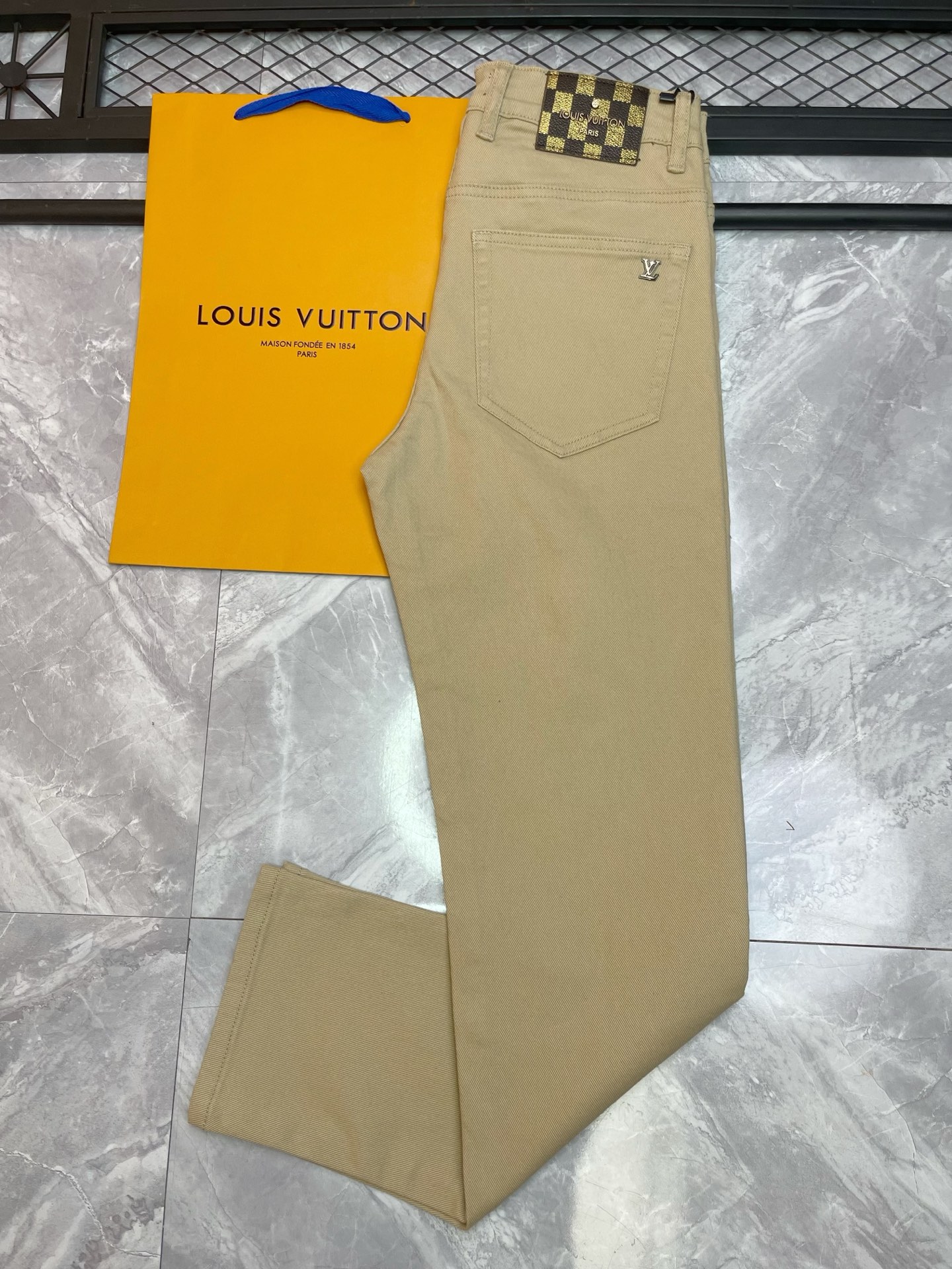 ￼ P190。【LV】2️⃣0️⃣2️⃣5️⃣秋冬新款男士修身小直脚牛仔裤🍋刺绣工艺修身弹力裤子 百搭时尚显瘦款🍇高品质时尚男装 剪裁简洁大方利落！码数29—40