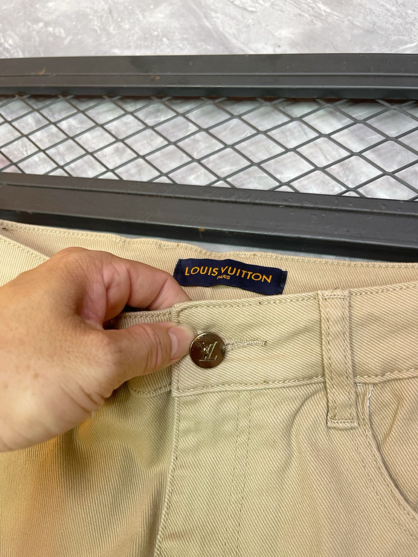 ￼ P190。【LV】2️⃣0️⃣2️⃣5️⃣秋冬新款男士修身小直脚牛仔裤🍋刺绣工艺修身弹力裤子 百搭时尚显瘦款🍇高品质时尚男装 剪裁简洁大方利落！码数29—40