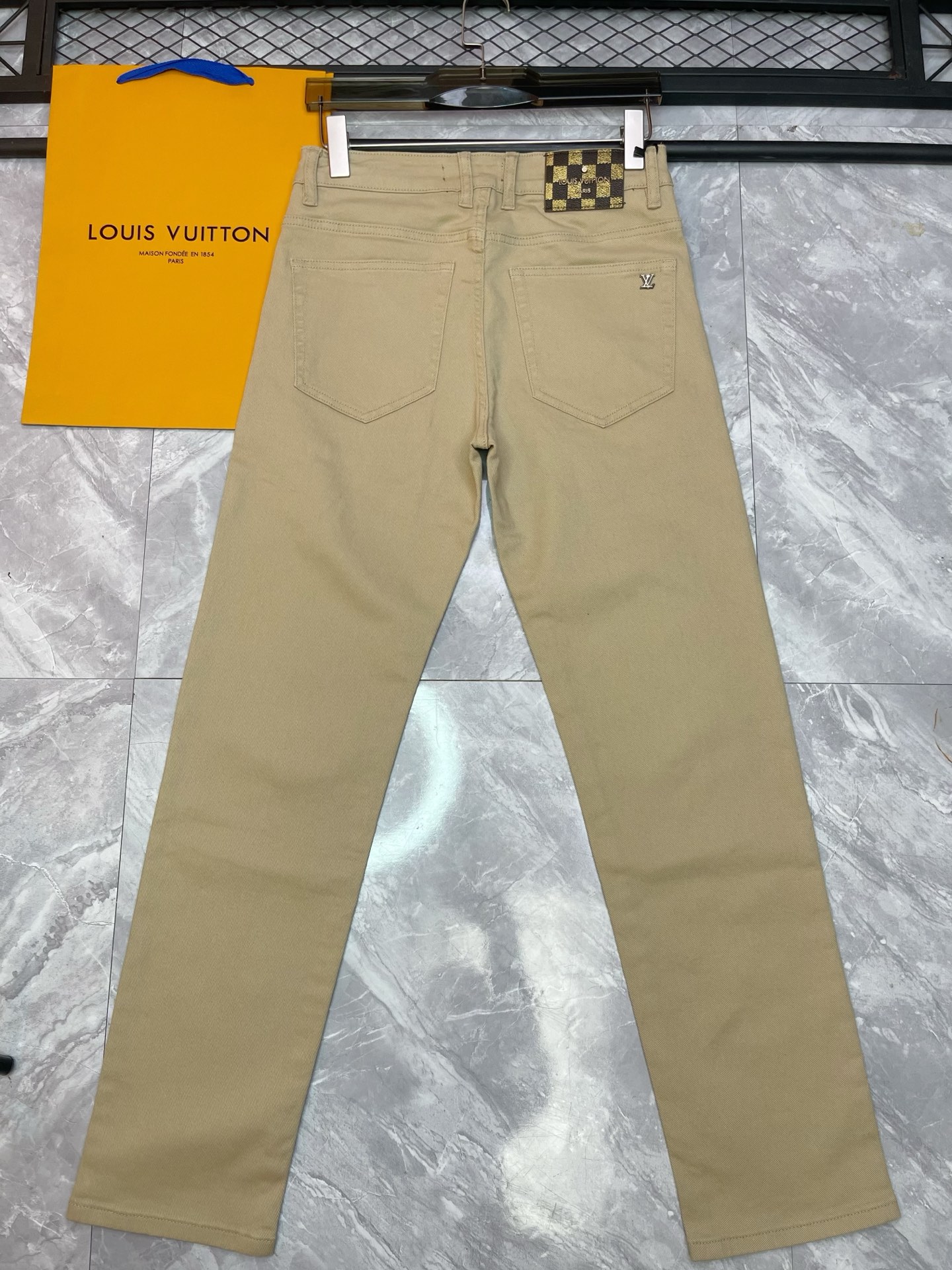 ￼ P190。【LV】2️⃣0️⃣2️⃣5️⃣秋冬新款男士修身小直脚牛仔裤🍋刺绣工艺修身弹力裤子 百搭时尚显瘦款🍇高品质时尚男装 剪裁简洁大方利落！码数29—40