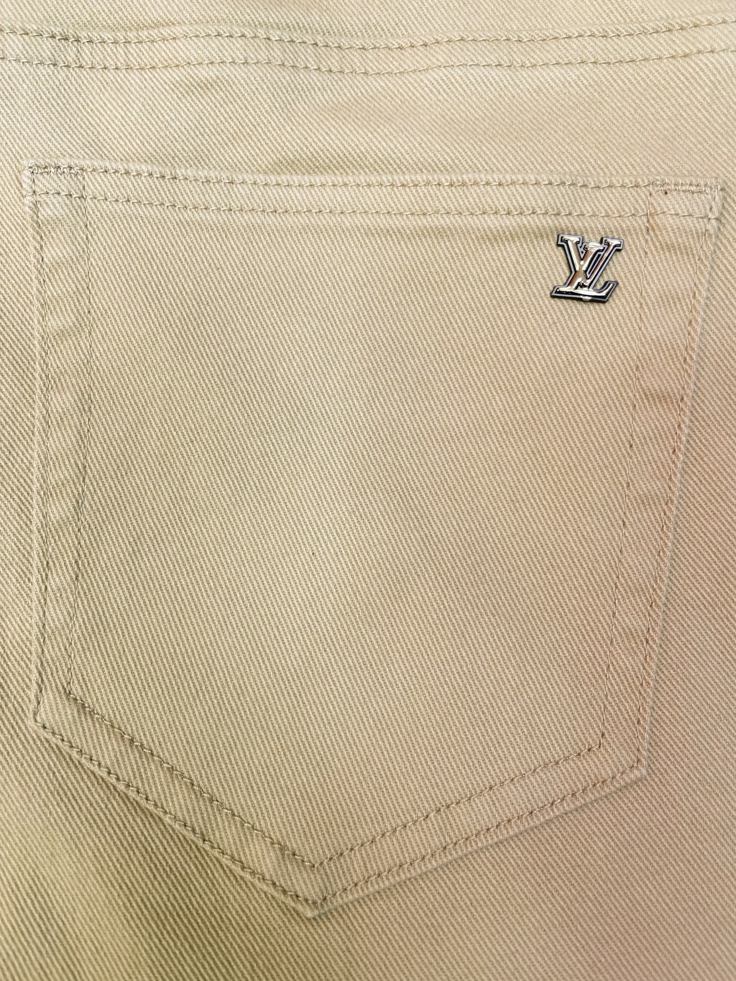 ￼ P190。【LV】2️⃣0️⃣2️⃣5️⃣秋冬新款男士修身小直脚牛仔裤🍋刺绣工艺修身弹力裤子 百搭时尚显瘦款🍇高品质时尚男装 剪裁简洁大方利落！码数29—40