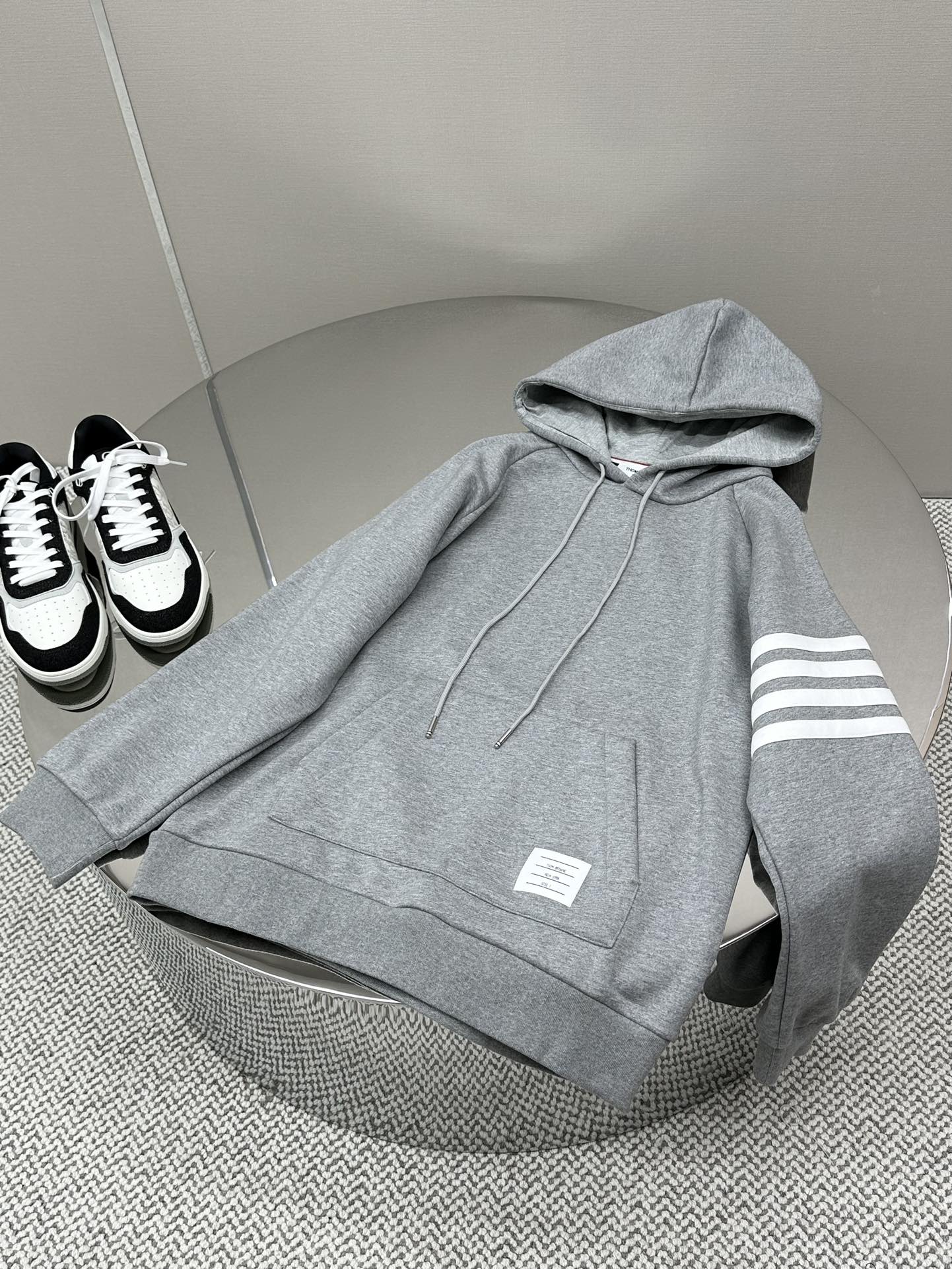 NO:601887,Thom brown 24SS latest 500g velvet hooded sweatshirt, composite material + spliced ​​four stripes, same style for men and women. Pay attention to a few details. This style is velvet style, four stripes splicing design, threaded cuff hem design, comfortable and windproof. Same style for men and women, size 1 2 3 4,, hoodie, sweatshirts, hats, alexander wang19860909Thom brown 24SS最新款500g加绒款连帽卫衣 复合材质+拼接四道杠男女同款.注意几个细节此款式是加绒款式,四道杠拼接设计、螺纹袖口下摆设计舒适更防风 .男女同款size1 2 3 4,,hoodie,sweatshirts,hats,alexander wang,Men's clothing