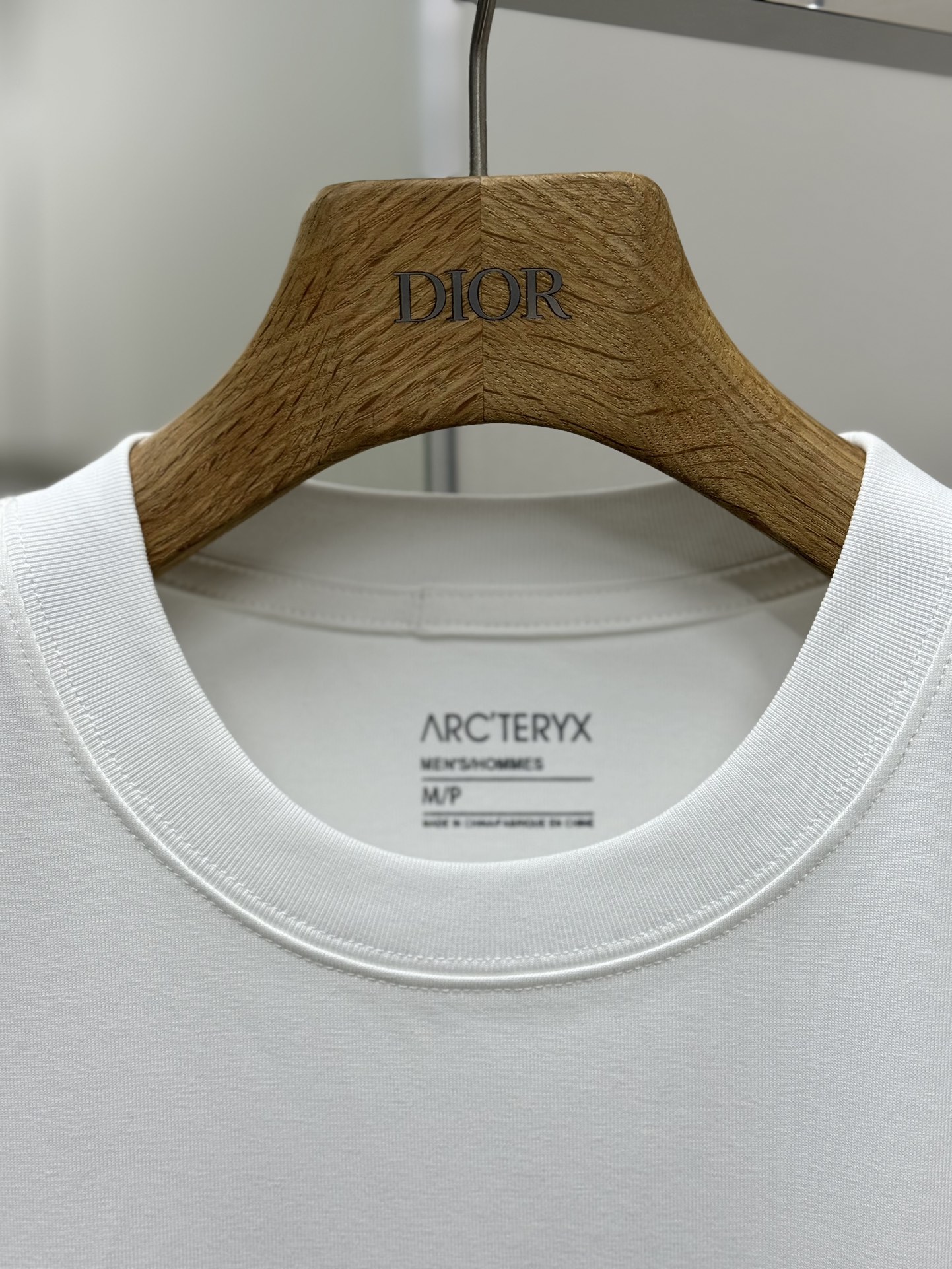 P230
Arcteryx始祖鸟高版本长袖 280克双纱面料Arcteryx  Captive Arc'word LS Shirt M Captive系列字母图案Logo印花   男女同款✅原版定制辅料 吊牌 包装袋 洗水麦 三标齐全 黑色 白色 SIZE XS  S  M   L