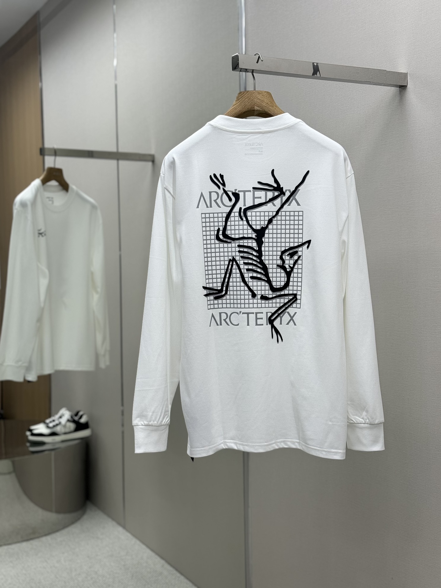 P230
Arcteryx始祖鸟高版本长袖 280克双纱面料Arcteryx  Captive Arc'word LS Shirt M Captive系列字母图案Logo印花   男女同款✅原版定制辅料 吊牌 包装袋 洗水麦 三标齐全 黑色 白色 SIZE XS  S  M   L