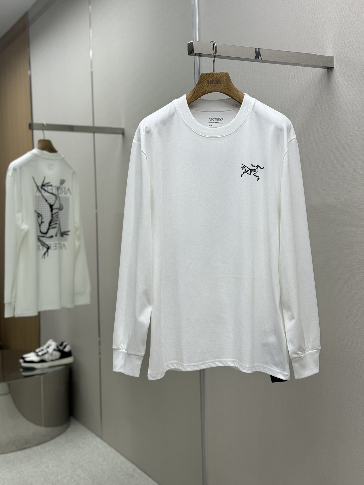 P230
Arcteryx始祖鸟高版本长袖 280克双纱面料Arcteryx  Captive Arc'word LS Shirt M Captive系列字母图案Logo印花   男女同款✅原版定制辅料 吊牌 包装袋 洗水麦 三标齐全 黑色 白色 SIZE XS  S  M   L