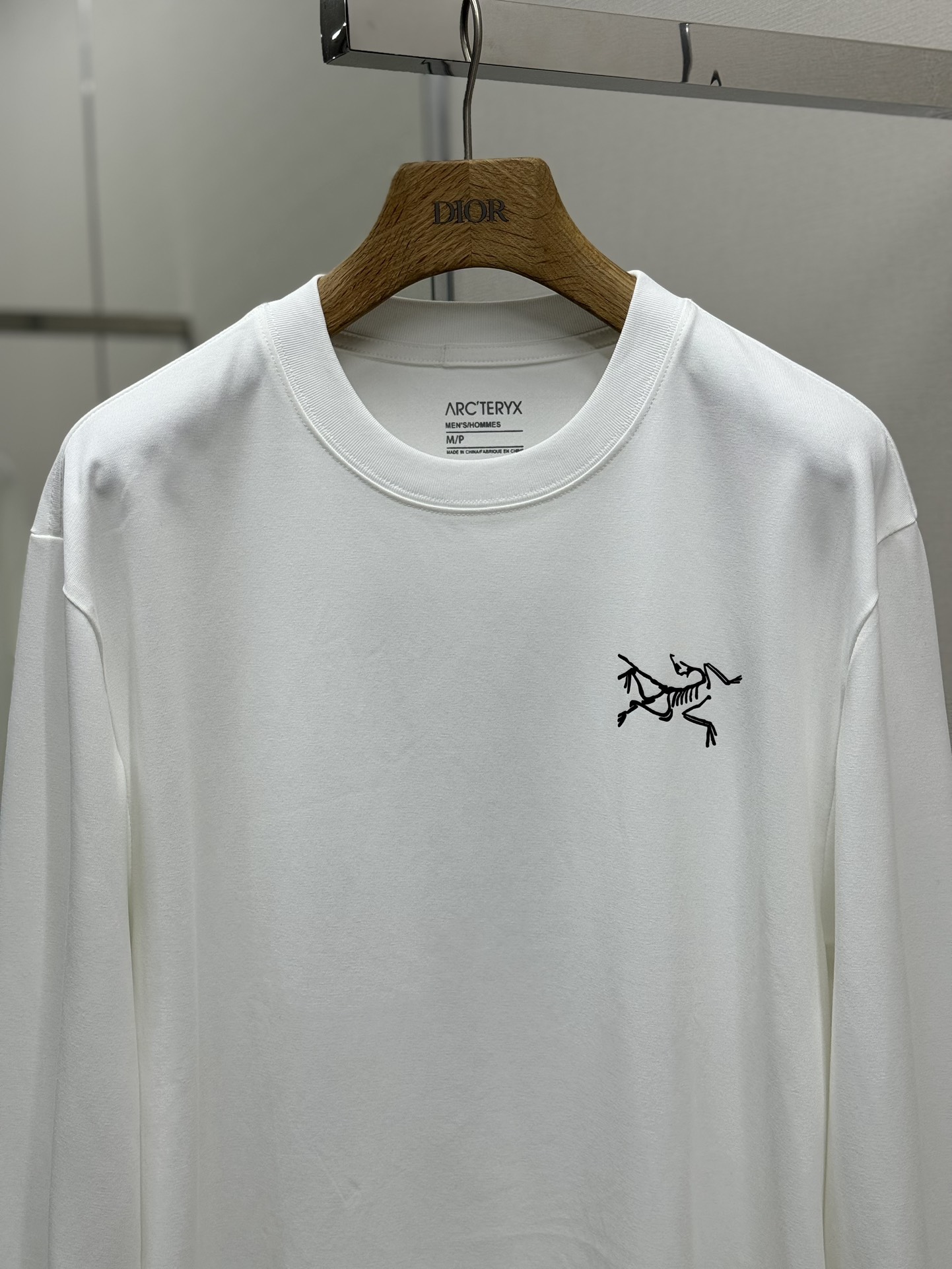 P230
Arcteryx始祖鸟高版本长袖 280克双纱面料Arcteryx  Captive Arc'word LS Shirt M Captive系列字母图案Logo印花   男女同款✅原版定制辅料 吊牌 包装袋 洗水麦 三标齐全 黑色 白色 SIZE XS  S  M   L