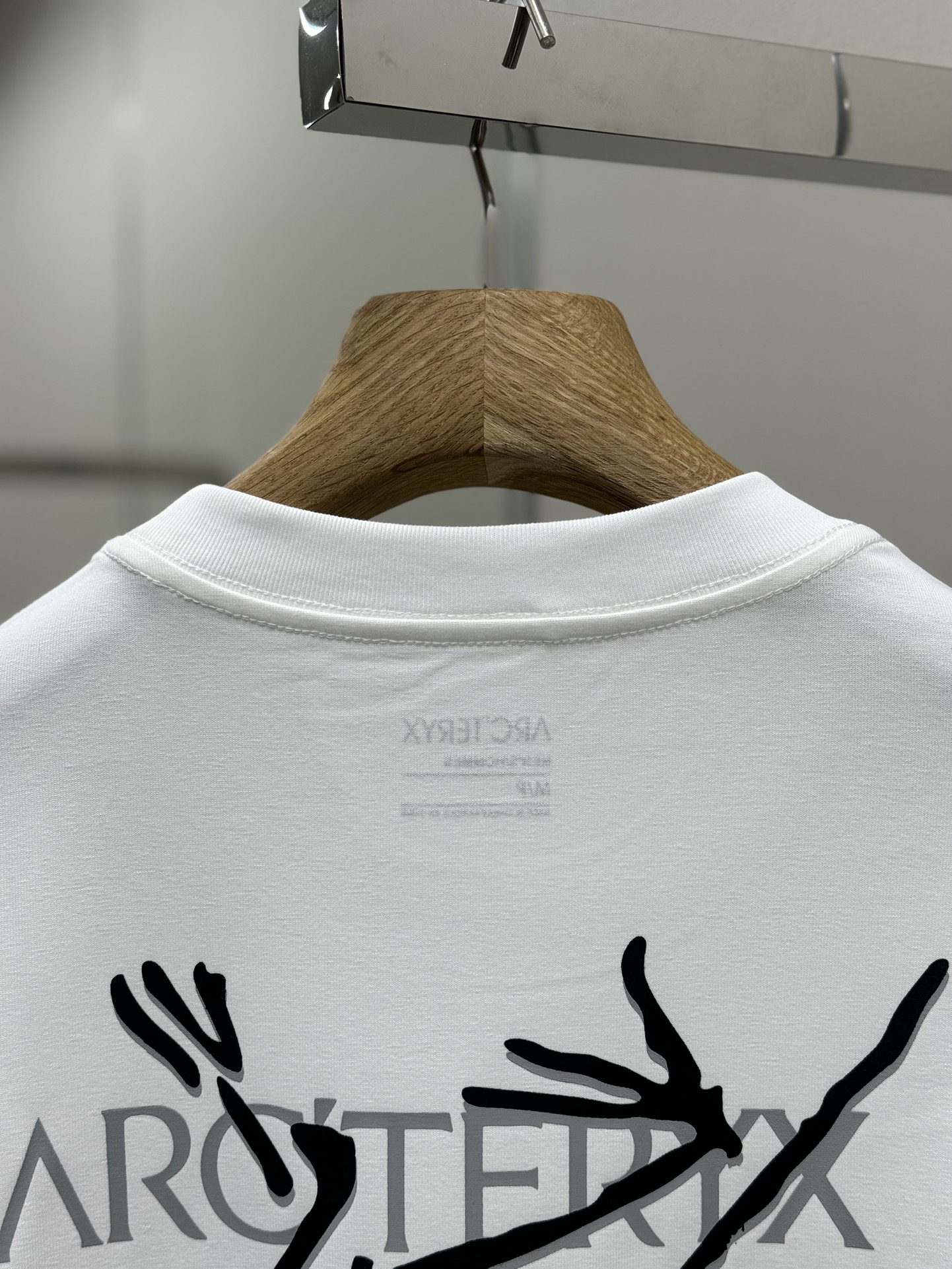 P230
Arcteryx始祖鸟高版本长袖 280克双纱面料Arcteryx  Captive Arc'word LS Shirt M Captive系列字母图案Logo印花   男女同款✅原版定制辅料 吊牌 包装袋 洗水麦 三标齐全 黑色 白色 SIZE XS  S  M   L