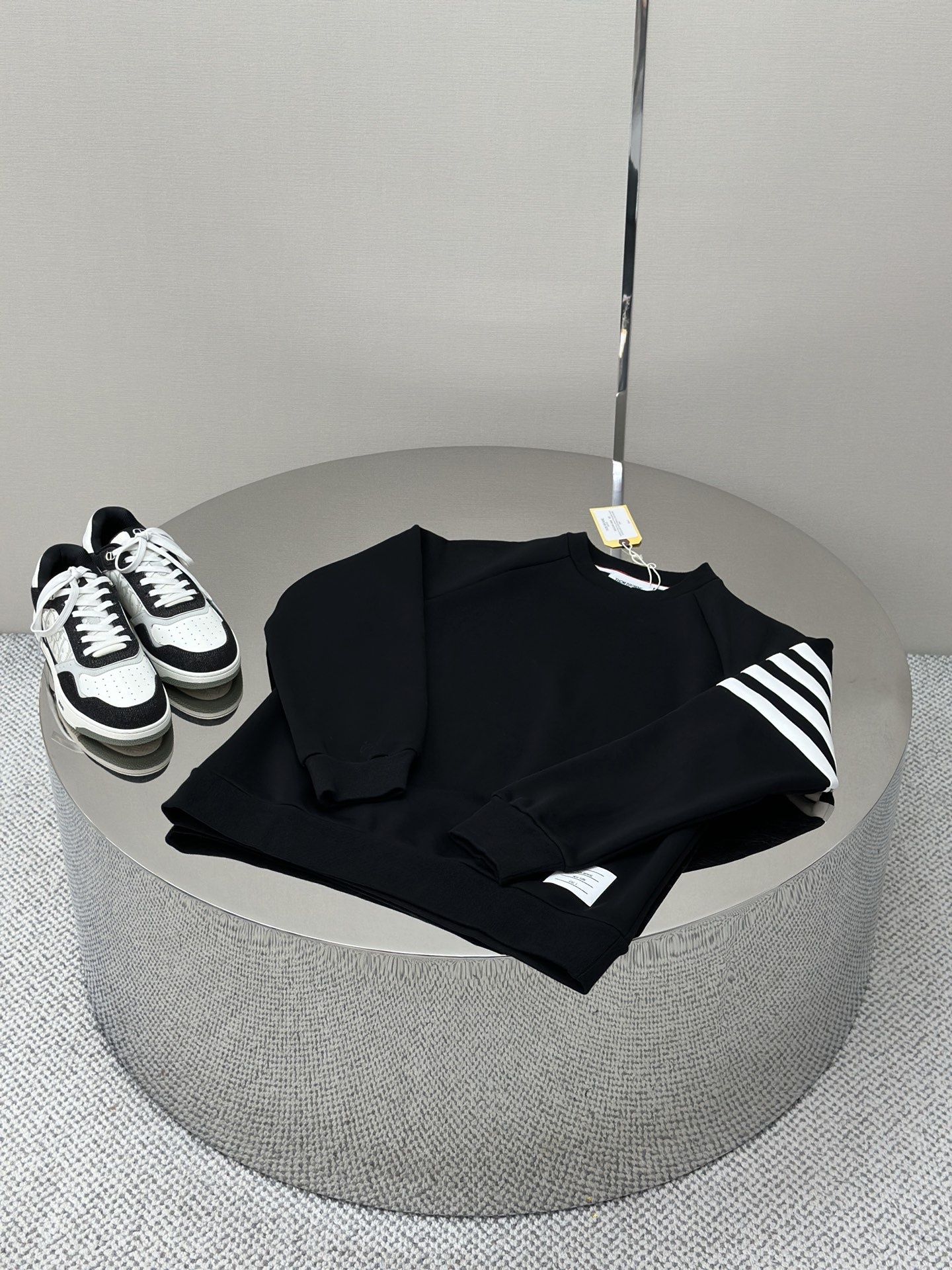 NO:601867,Clothes - THOM BROWN 25SS latest 500g velvet sweatshirt, made of composite material + spliced ​​four stripes, same style for men and women. Pay attention to a few details. This style is velvet style, four stripes splicing design, threaded cuff hem design, comfortable and windproof. Same style for men and women size1 2 3 4,,hoodie,sweatshirts,alexander wang19860909衣服-.THOM BROWN 25SS最新款500g加绒款卫衣 采用复合材质+拼接四道杠男女同款.注意几个细节此款式是加绒款式,四道杠拼接设计、螺纹袖口下摆设计舒适更防风 . 男女同款 size1 2 3 4,,hoodie,sweatshirts,alexander wang,Men's clothing