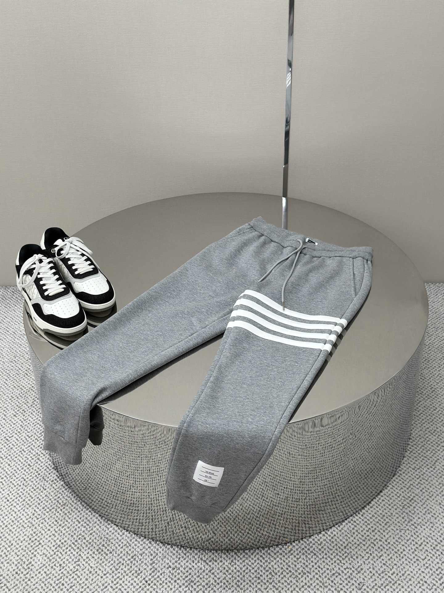 NO:601893,Pants - THOM BROWN 25SS, the latest 500g velvet style trousers, made of composite material + spliced ​​four stripes, are the same for men and women. Pay attention to a few details. This style is a velvet style, with four stripes splicing design and threaded cuff hem design, which is comfortable and windproof. Same style for men and women size1 2 3 4,, alexander wang19860909裤子-.THOM BROWN 25SS最新款500g加绒款长裤 采用复合材质+拼接四道杠男女同款.注意几个细节此款式是加绒款式,四道杠拼接设计、螺纹袖口下摆设计舒适更防风 . 男女同款 size1 2 3 4,,alexander wang,Men's clothing