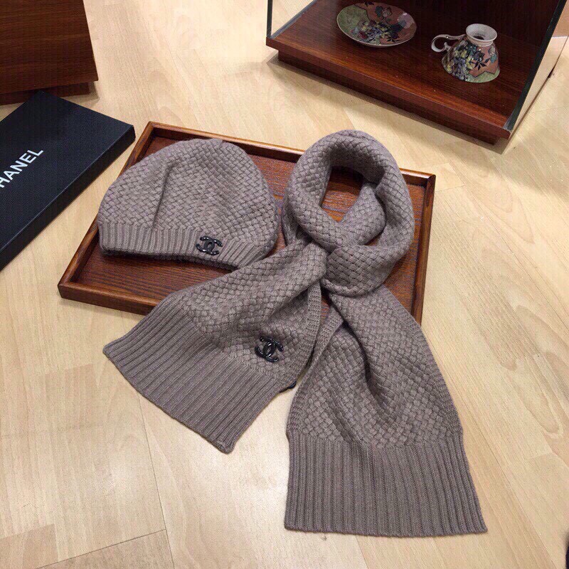 NO:343304,Chanel suit CHANE lady cashmere knit hat scarf set with beret 70 rabbit wool material is warm and fashionable Color: apricot color camel gray black suit, suit, chanel, chanel, hats19860909香奈儿套装CHANE淑女款羊绒针织帽子围巾套装配贝雷帽70兔绒羊毛材质保暖又时尚 颜色:杏色 驼色 灰色 黑色套装,套装,chanel,chanel,hats,accessory
