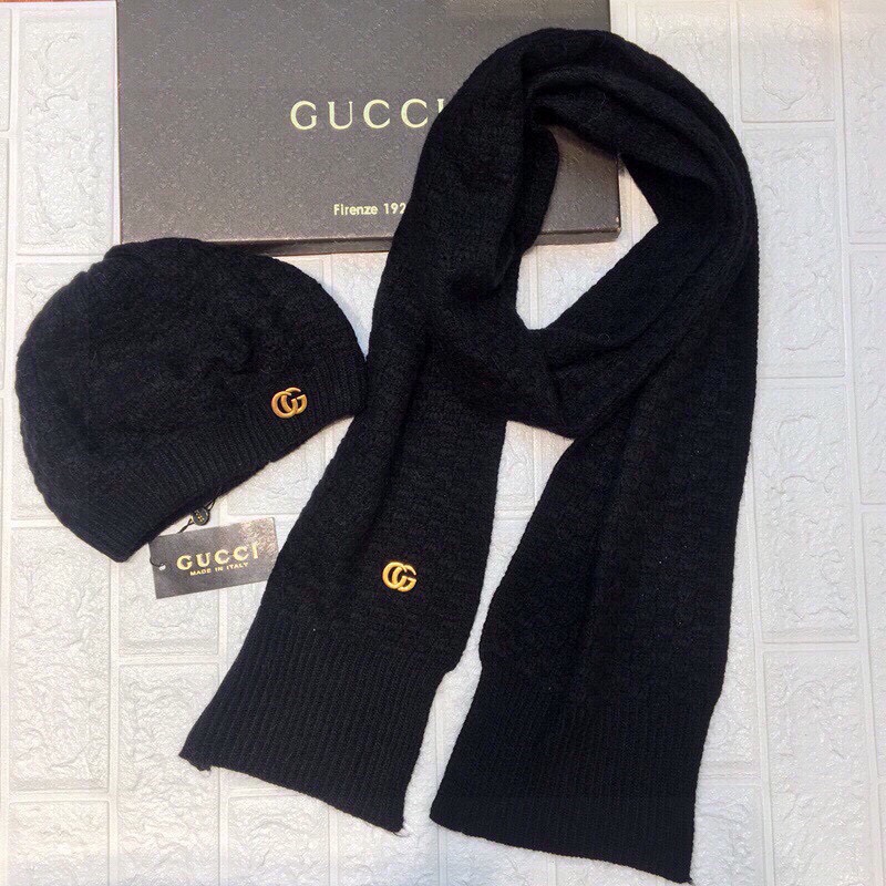 NO:343301,Gucci Lady's original single hat scarf set 70 rabbit velvet cashmere material is warm and fashionable and perfect. Color: black beige set, suit, gucci, hats19860909古奇套装GUCCI淑女款原单帽子围巾套装70兔绒羊绒材质保暖又时尚完美两色 颜色:黑色 米色套装,套装,gucci,hats,accessory