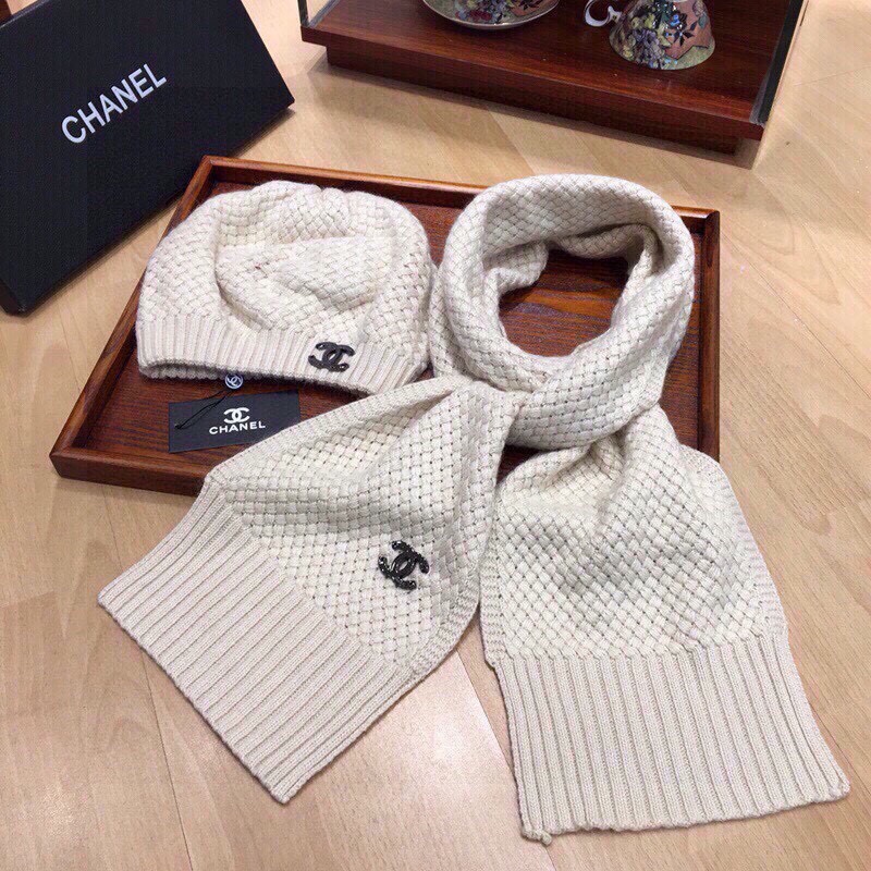 NO:343320,Chanel suit CHANEL lady cashmere knit hat scarf set with beret 70 rabbit wool material is warm and fashionable perfect 4 colors. Apricot color camel gray black suit, suit, chanel, chanel, hats19860909香奈儿套装CHANEL淑女款羊绒针织帽子围巾套装配贝雷帽70兔绒羊毛材质保暖又时尚 完美4色.杏色 驼色 灰色 黑色套装,套装,chanel,chanel,hats,accessory