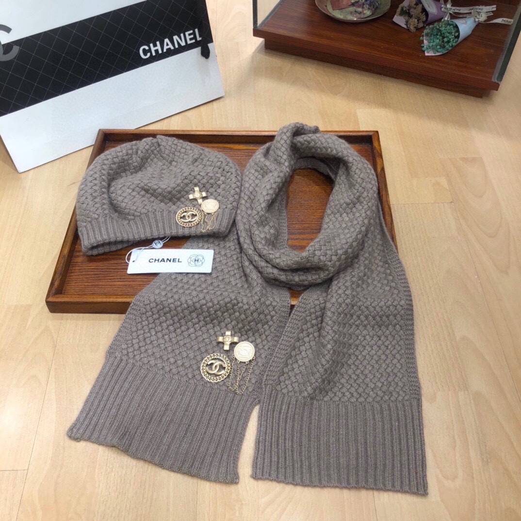 NO:343308,Chanel suit CHANEL suit Lady original single hat scarf set [love] with beret [love] 70 rabbit velvet wool material is warm and fashionable, with the latest Chanel logo more fashionable and high-end and atmospheric, perfect 2-color camel gray suit, suit, chanel, chanel, hats19860909香奈儿套装CHANEL套装淑女款原单帽子围巾套装[爱心]配贝雷帽[爱心]70兔绒羊毛材质保暖又时尚,配最新款香奈儿logo更显时尚高端大气, 完美2色驼色 灰色套装,套装,chanel,chanel,hats,accessory