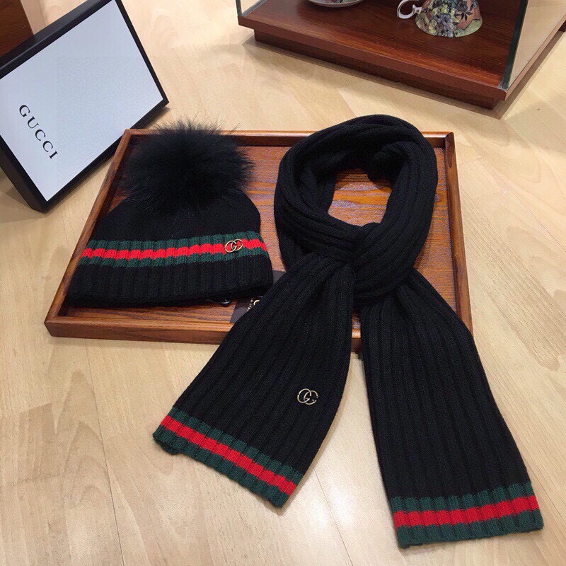 NO:602133,GUCCI Gucci suit rabbit + cashmere scarf and hat set with 15cm real fox fur ball, very warm and fashionable [怄火] Simple and elegant [Hey ha] [lips] casual and personalized [yeah] comfortable and soft texture [love] fur ball can be removed, versatile, unisex couple style [wit] suit, suit, gucci, hats19860909GUCCI古奇套装兔绒+羊绒围巾帽子套装配15公分真狐狸毛球非常棒保暖又时尚[怄火]简约大方[嘿哈][嘴唇]休闲有个性[耶]质感舒适柔软[爱心]毛球可卸下百搭款男女通用情侣款哦[机智]套装,套装,gucci,hats,accessory